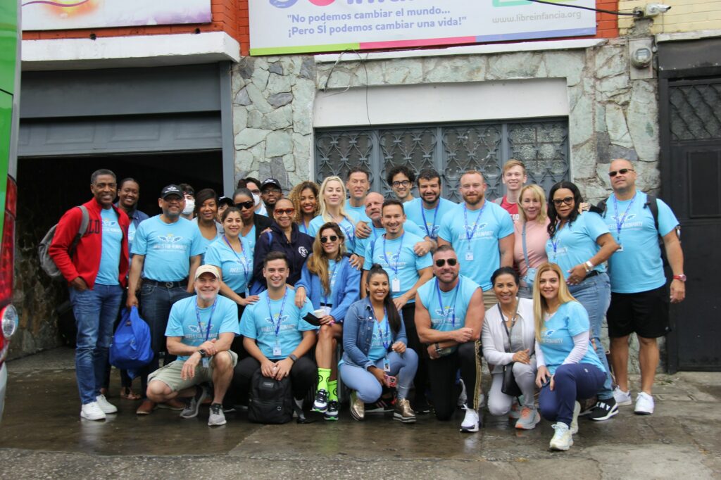 Groupe de benevoles en tee-shirts bleus posant ensemble, symbolisant l'engagement collectif du slow volunteering ethique en 2026
