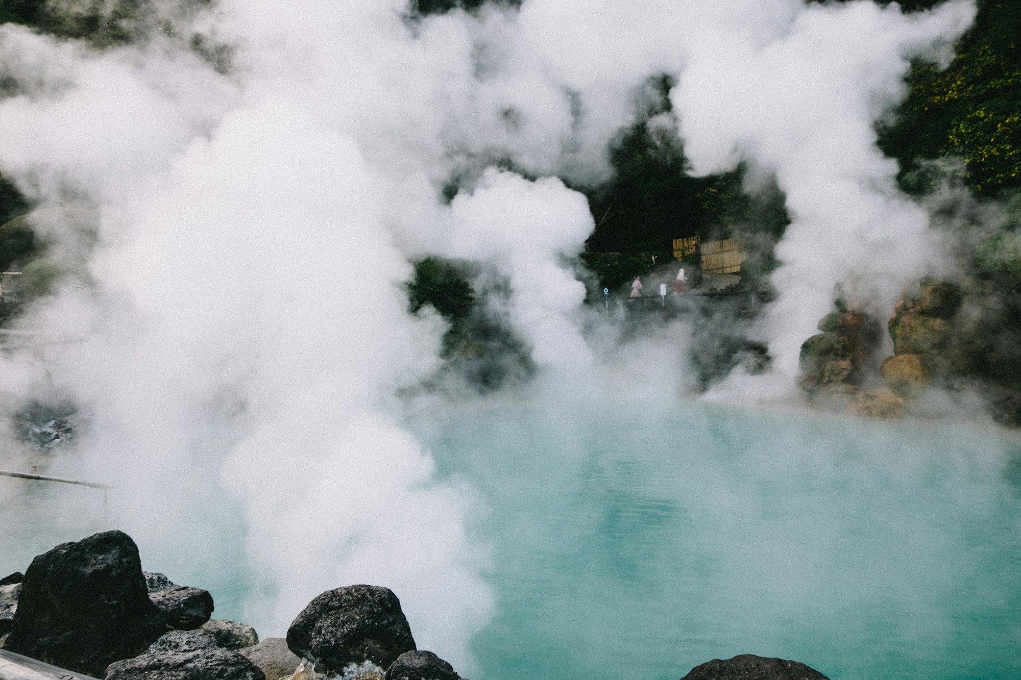Sources thermales de Beppu, Japon — vapeur géothermique et paysage volcanique de Kyushu