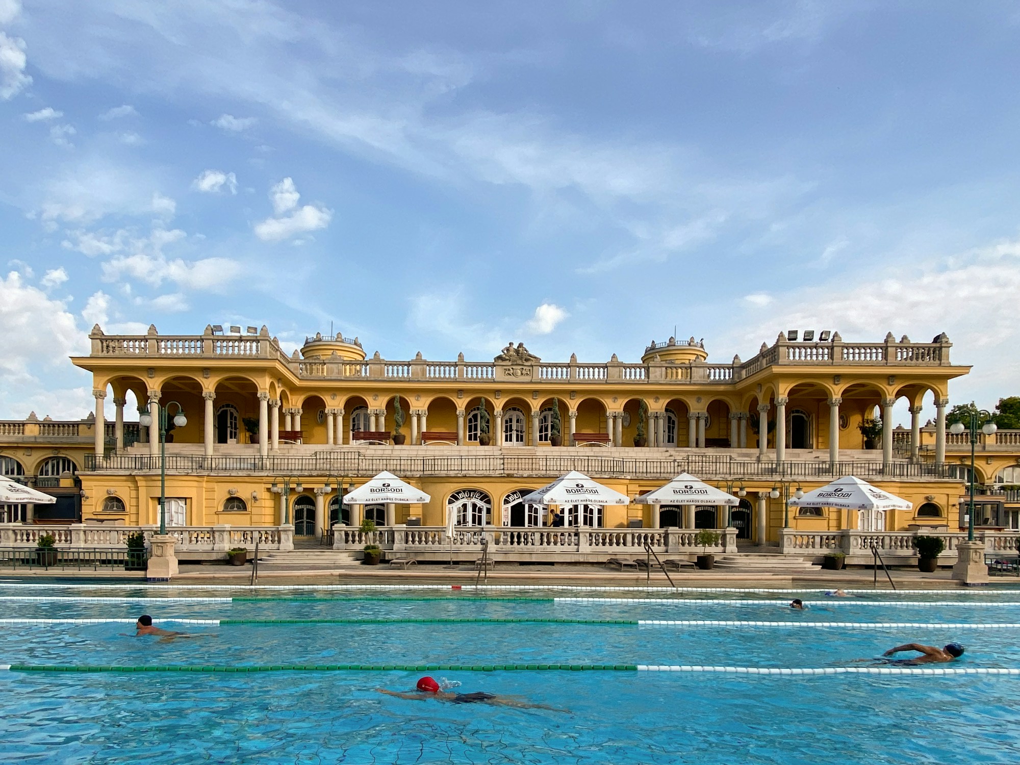 Thermes Széchenyi à Budapest, Hongrie — piscines extérieures avec architecture néo-baroque