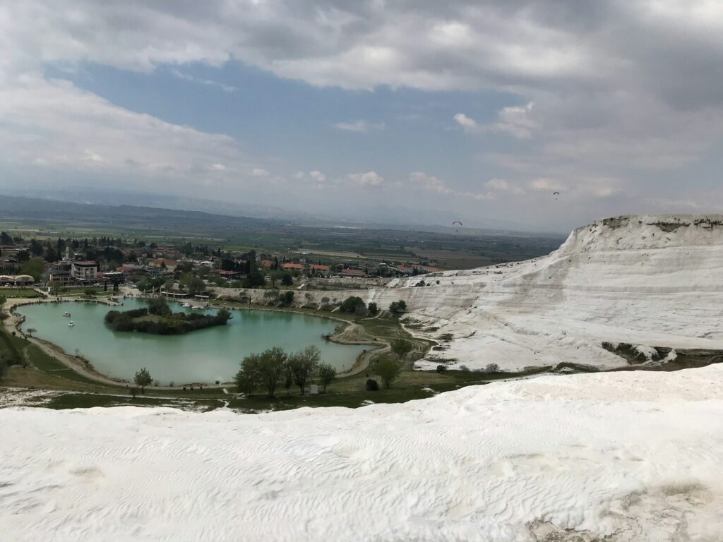 Terrasses blanches de Pamukkale en Turquie avec bassins thermaux turquoise en cascade