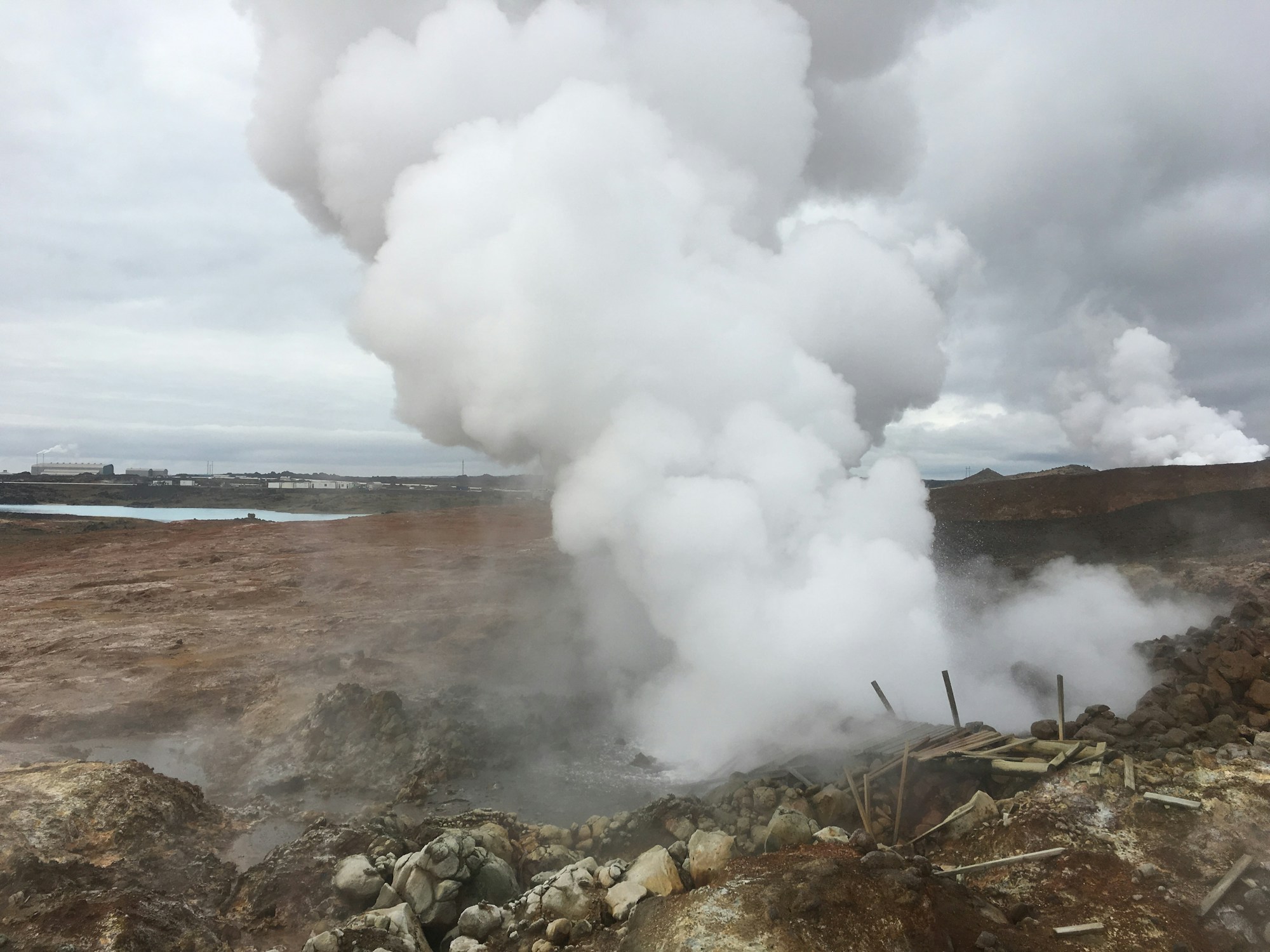 Vapeur géothermique s'élevant du sol en Islande — paysage volcanique de Reykjadalur