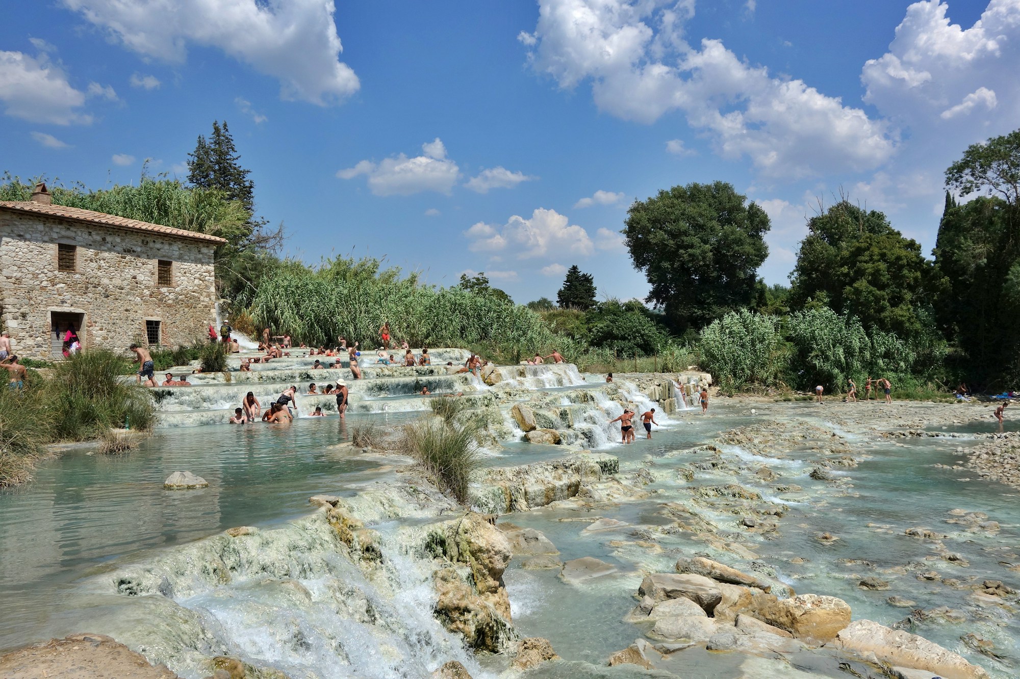 Bassins thermaux naturels de Saturnia en Toscane, Italie — eau turquoise à 37,5°C