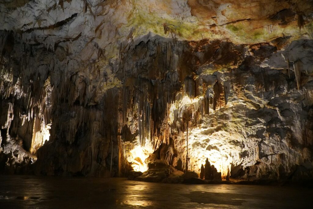 Formations calcaires spectaculaires dans une grotte souterraine — spéléologie en Europe