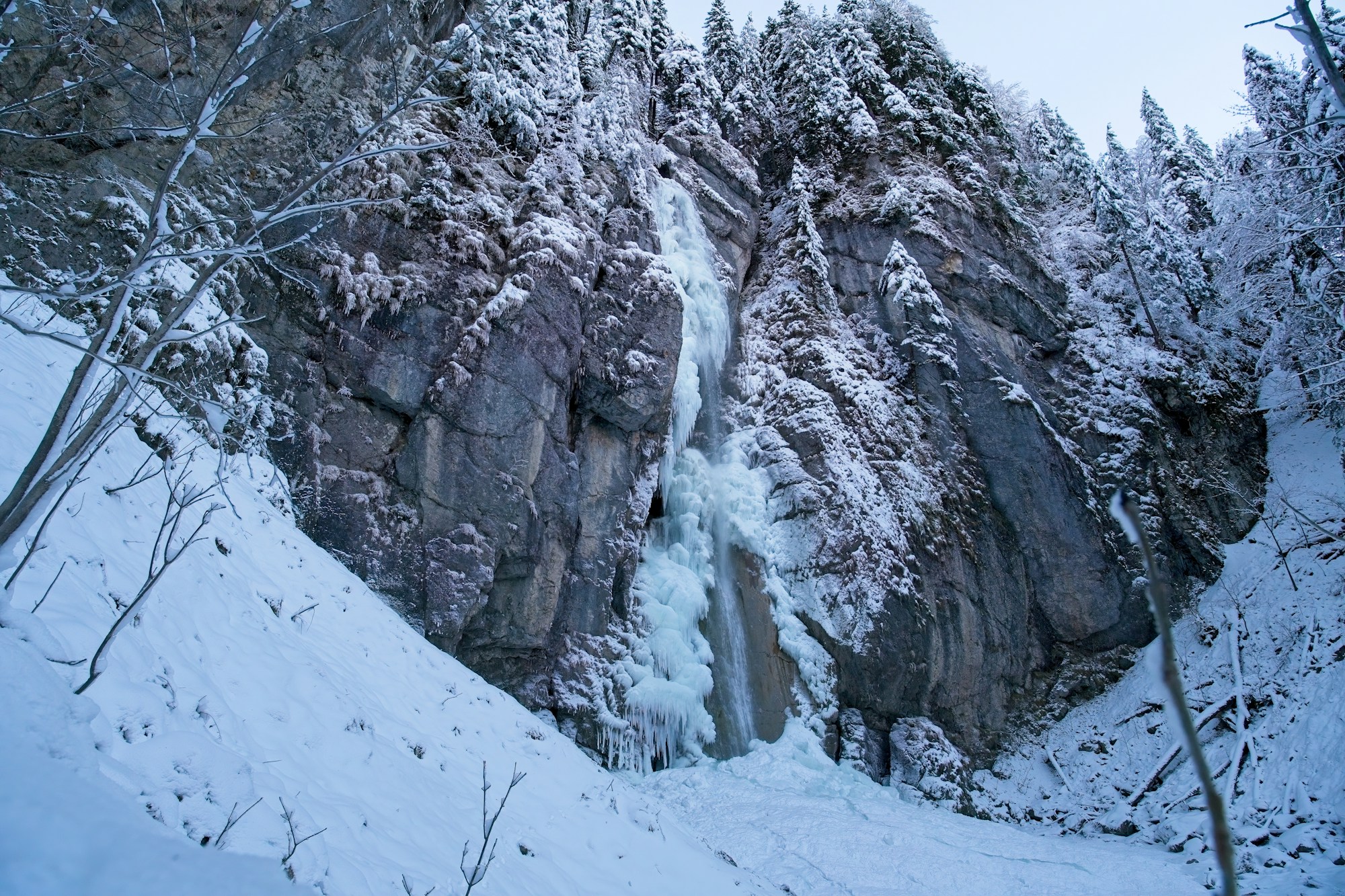 Snow-covered mountain in Austria with frozen waterfall — Salzburg Alps landscape