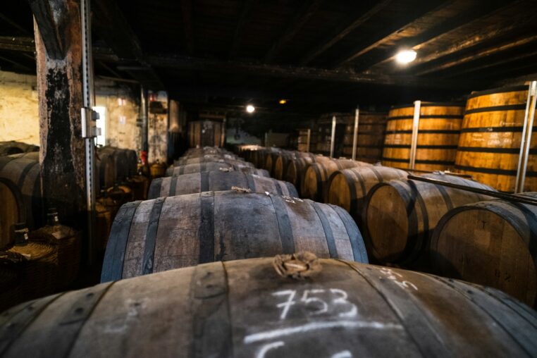 Ruta de los Destilados Franceses 2026: Coñac, Armañac y Calvados — Visitas a Destilerías y Catas más allá del Vino