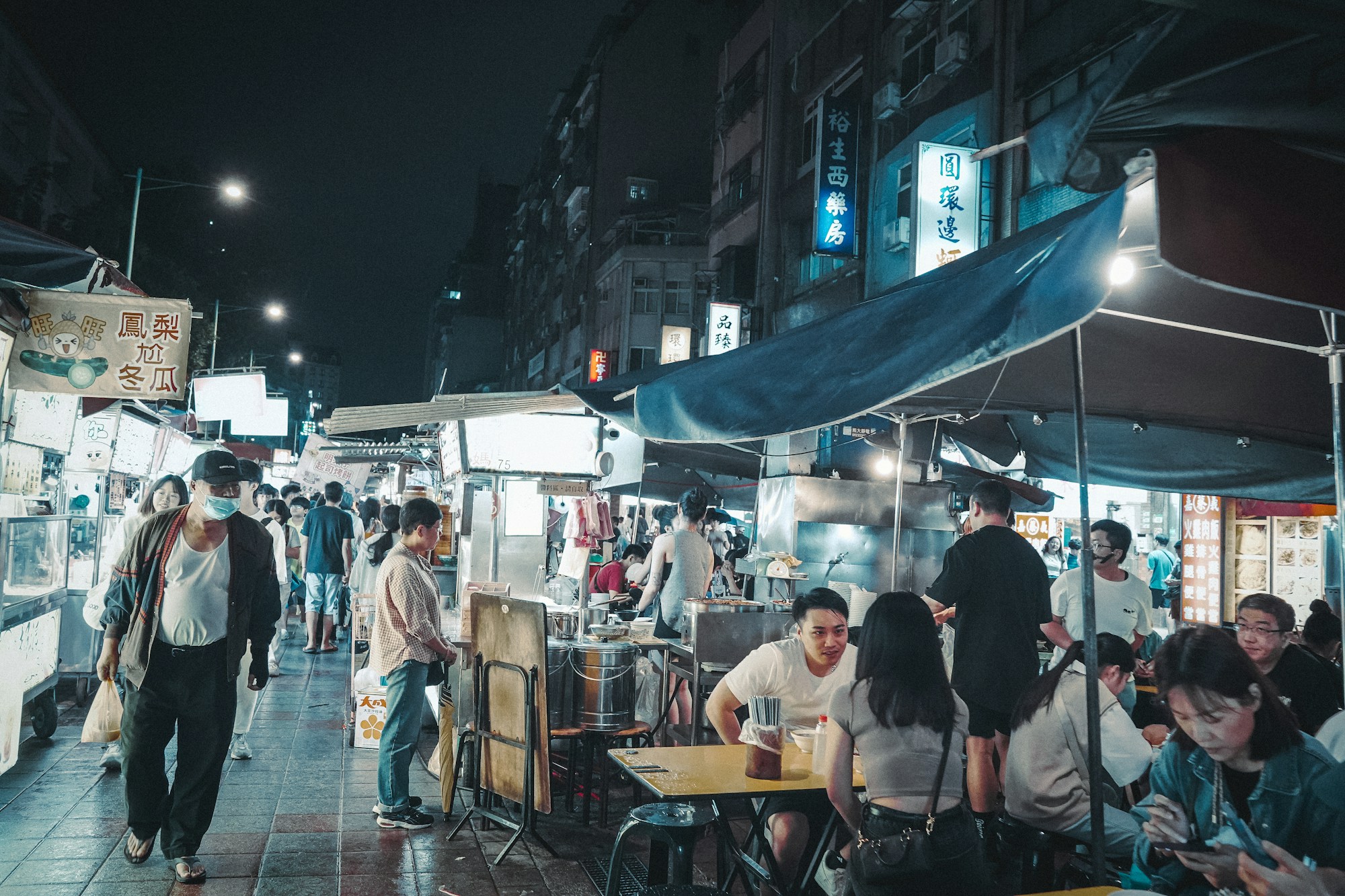 Marché nocturne de Taipei illuminé, stands de nourriture et foule animée dans les rues colorées