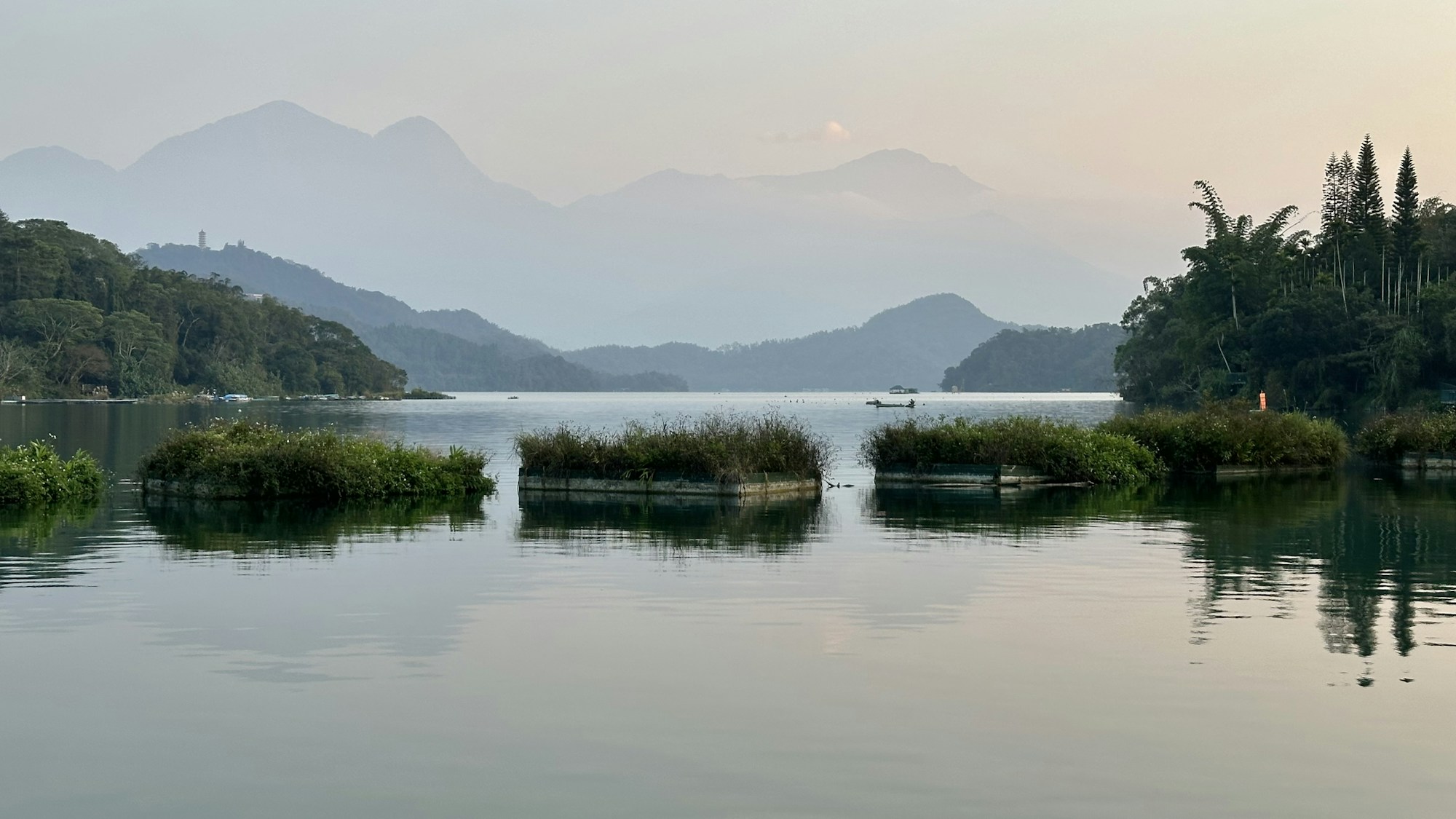 Lac Sun Moon à Taiwan, entouré de montagnes verdoyantes en printemps