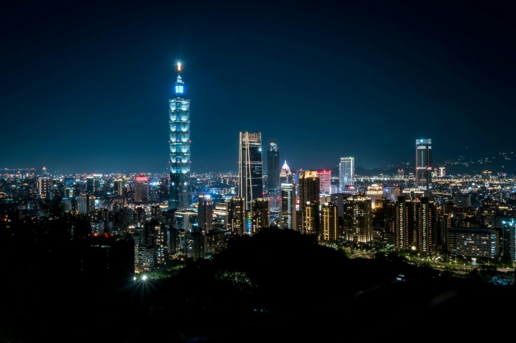 Vue de Taipei 101 illuminé au crépuscule depuis Xiangshan, Taiwan