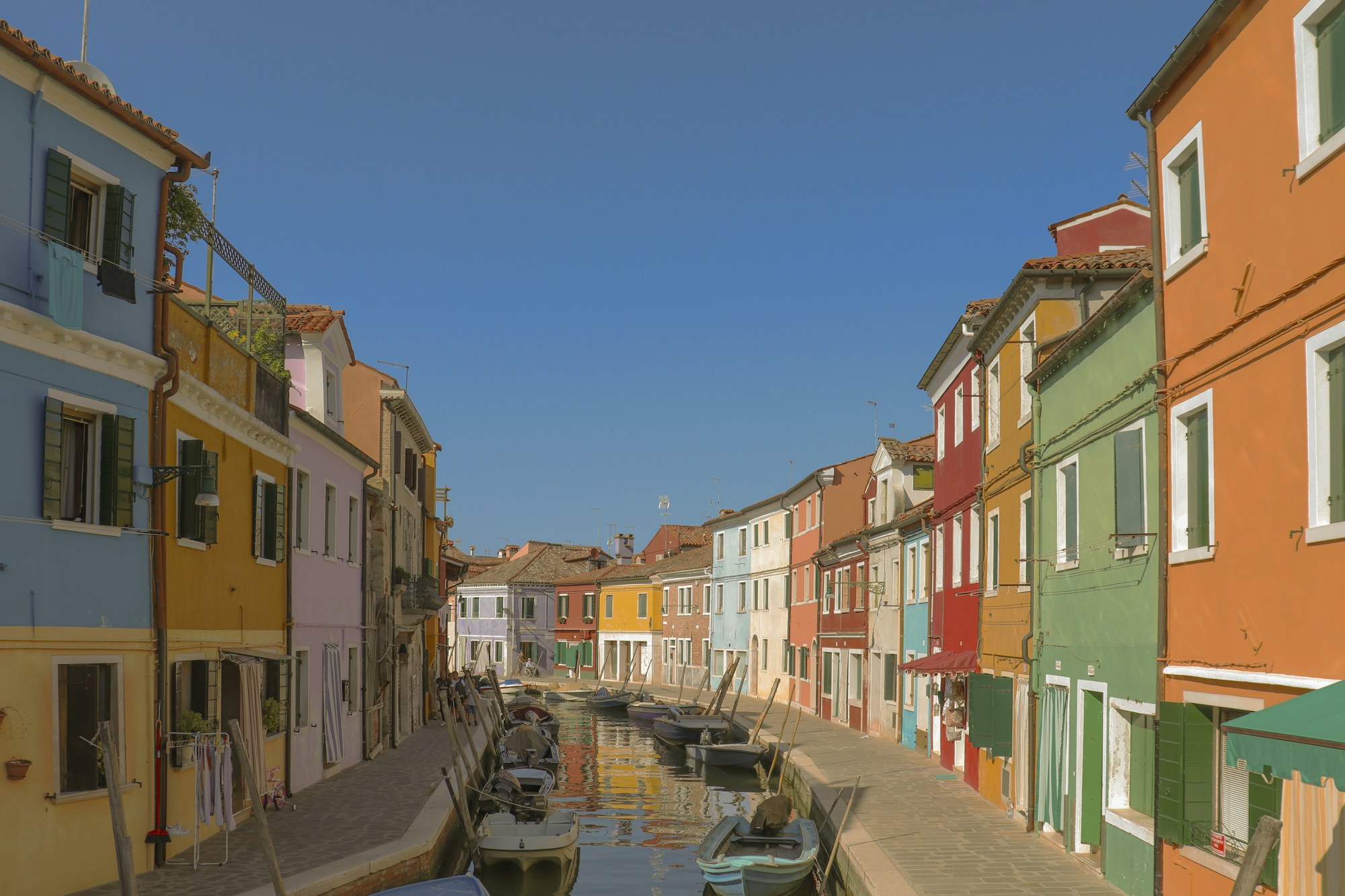 Burano — maisons colorées au bord des canaux de la lagune de Venise