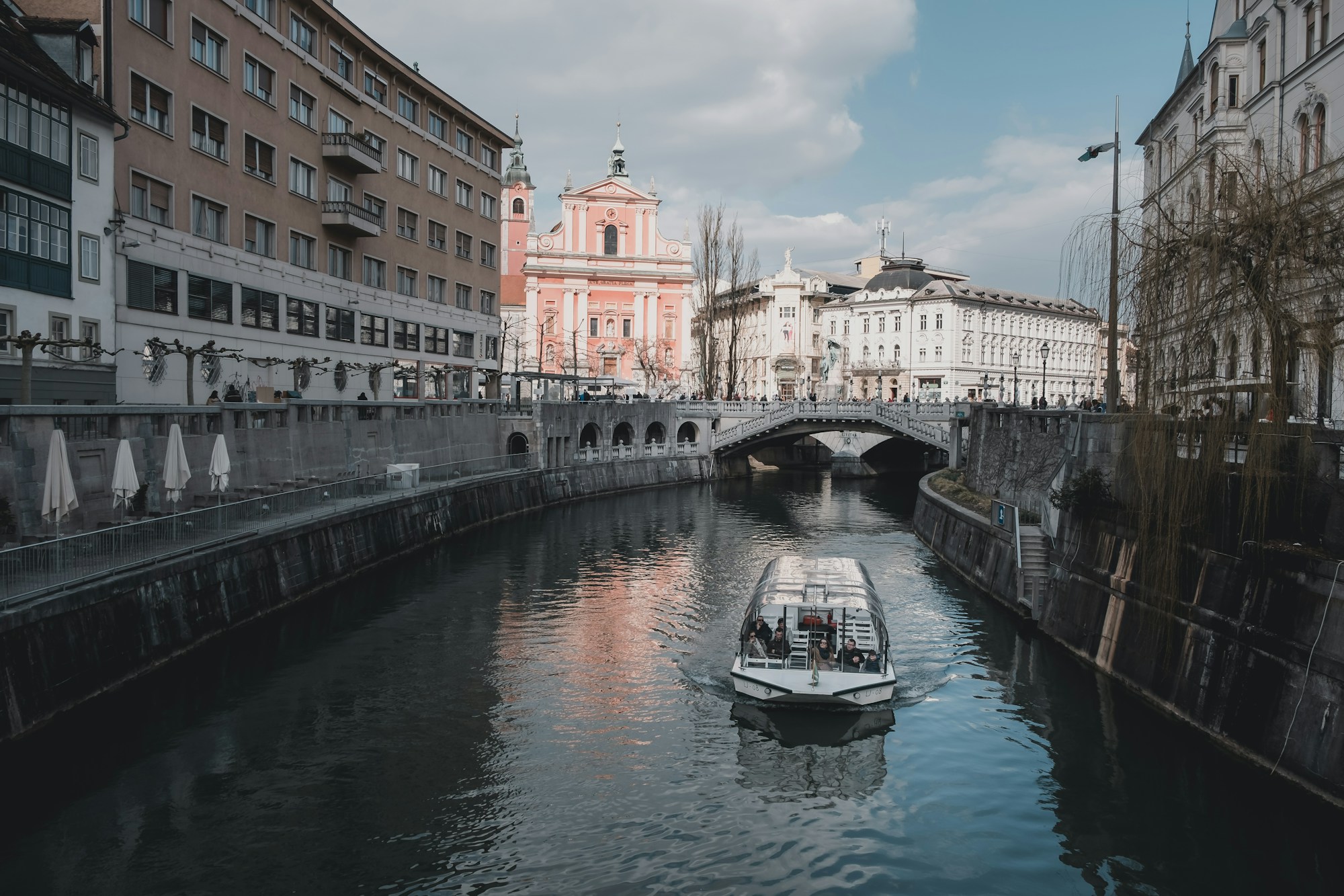 Ljubljana — promenade en bateau sur les canaux de la capitale slovène