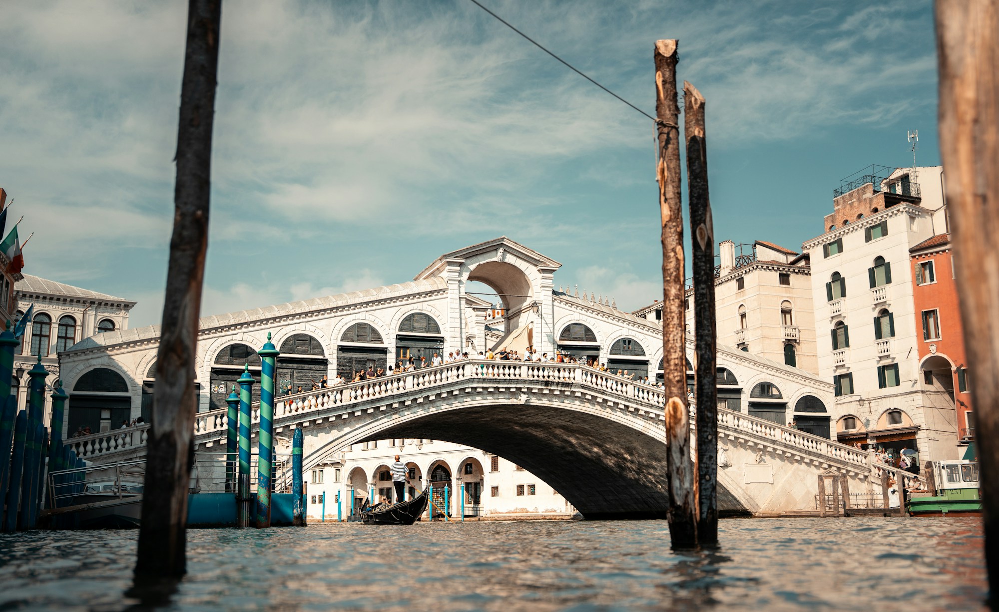 Pont du Rialto à Venise avec des touristes — Grand Canal