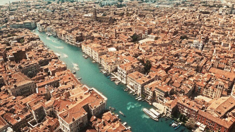 Taxes touristiques en Europe 2026 : Barcelone, Venise, Amsterdam, Bali — le comparatif complet