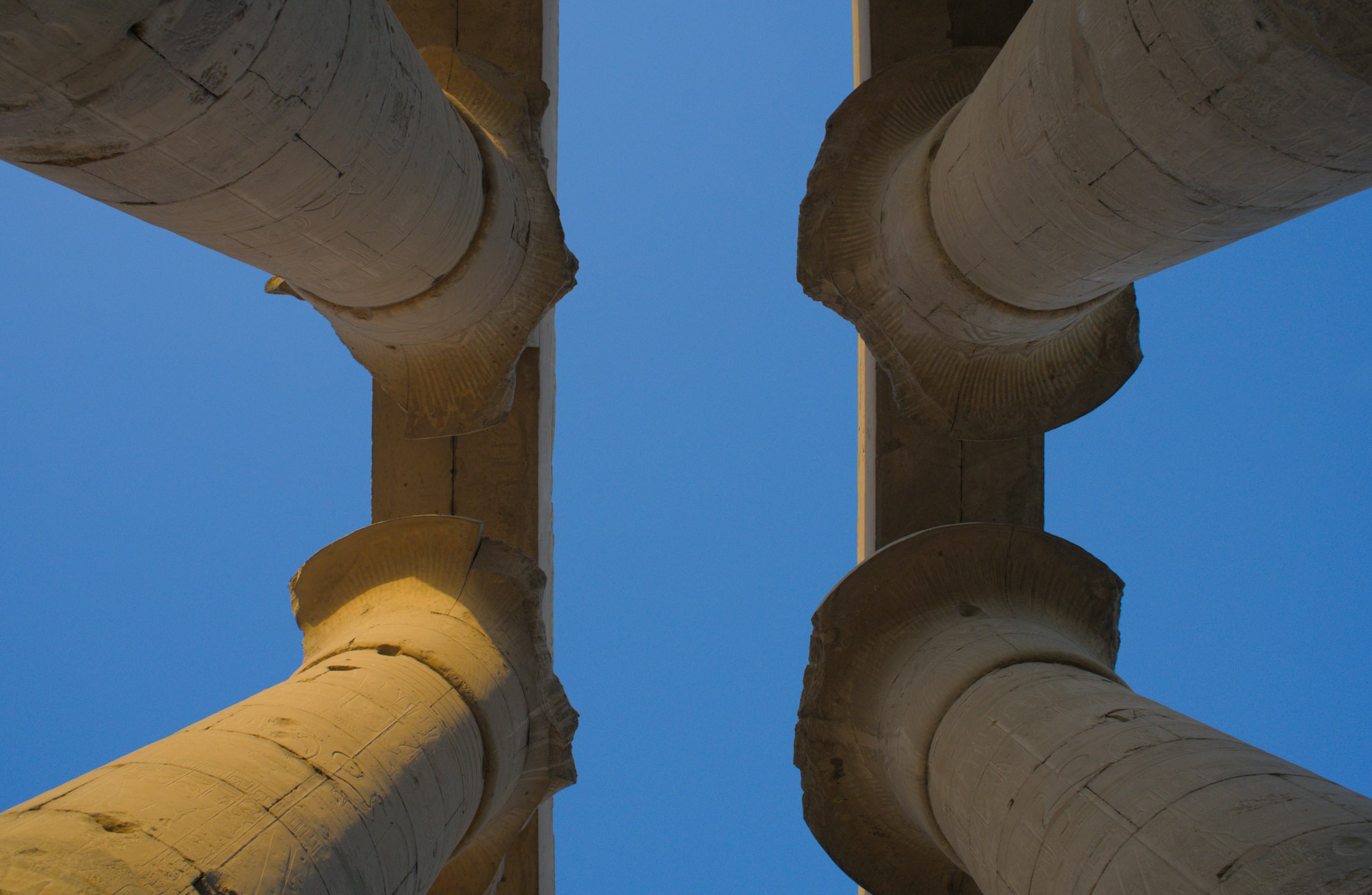 Colonnes majestueuses du Temple de Louxor en Égypte au coucher du soleil