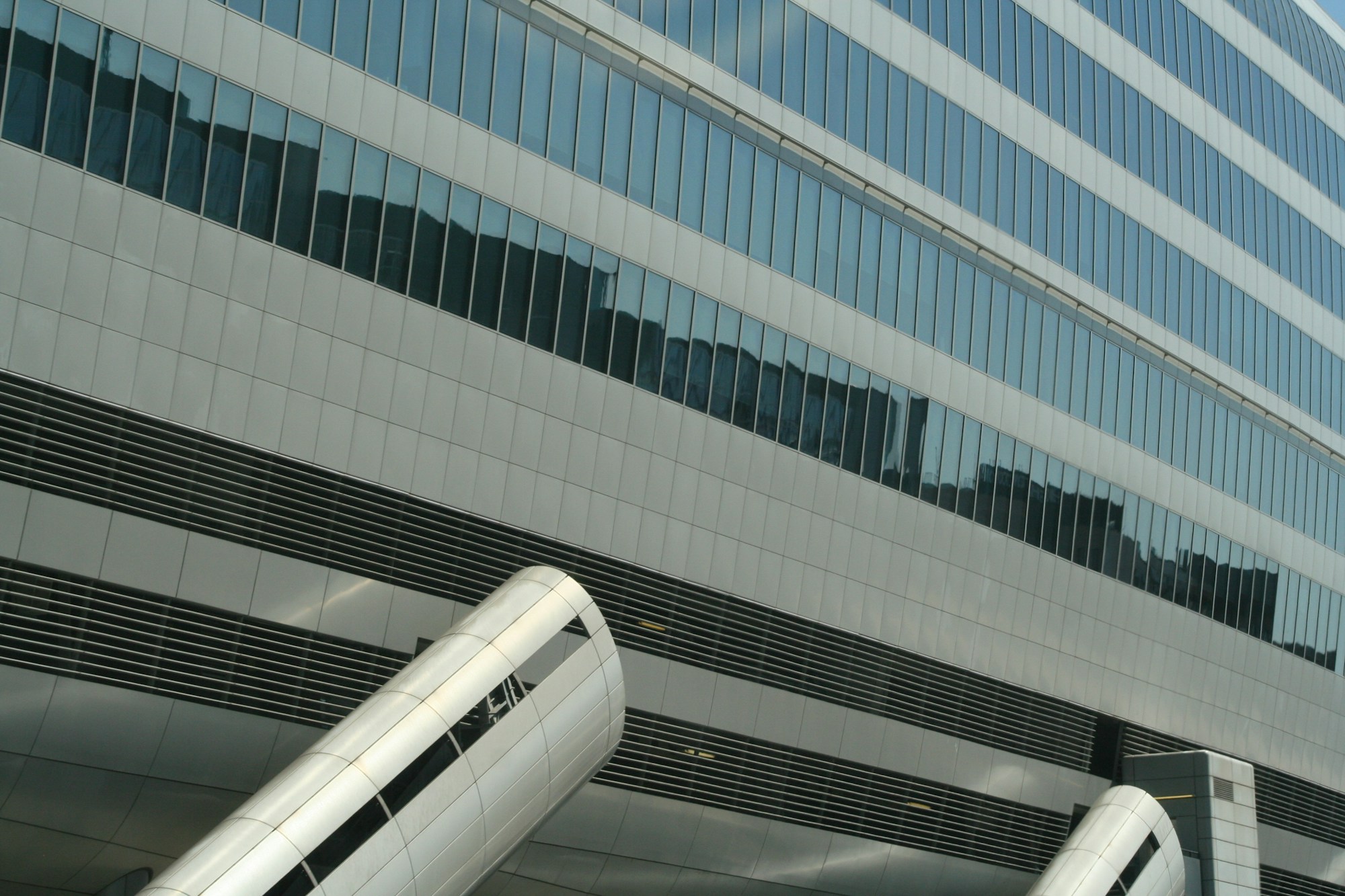 Interior moderno de la Terminal 3 de Fráncfort con fachada acristalada