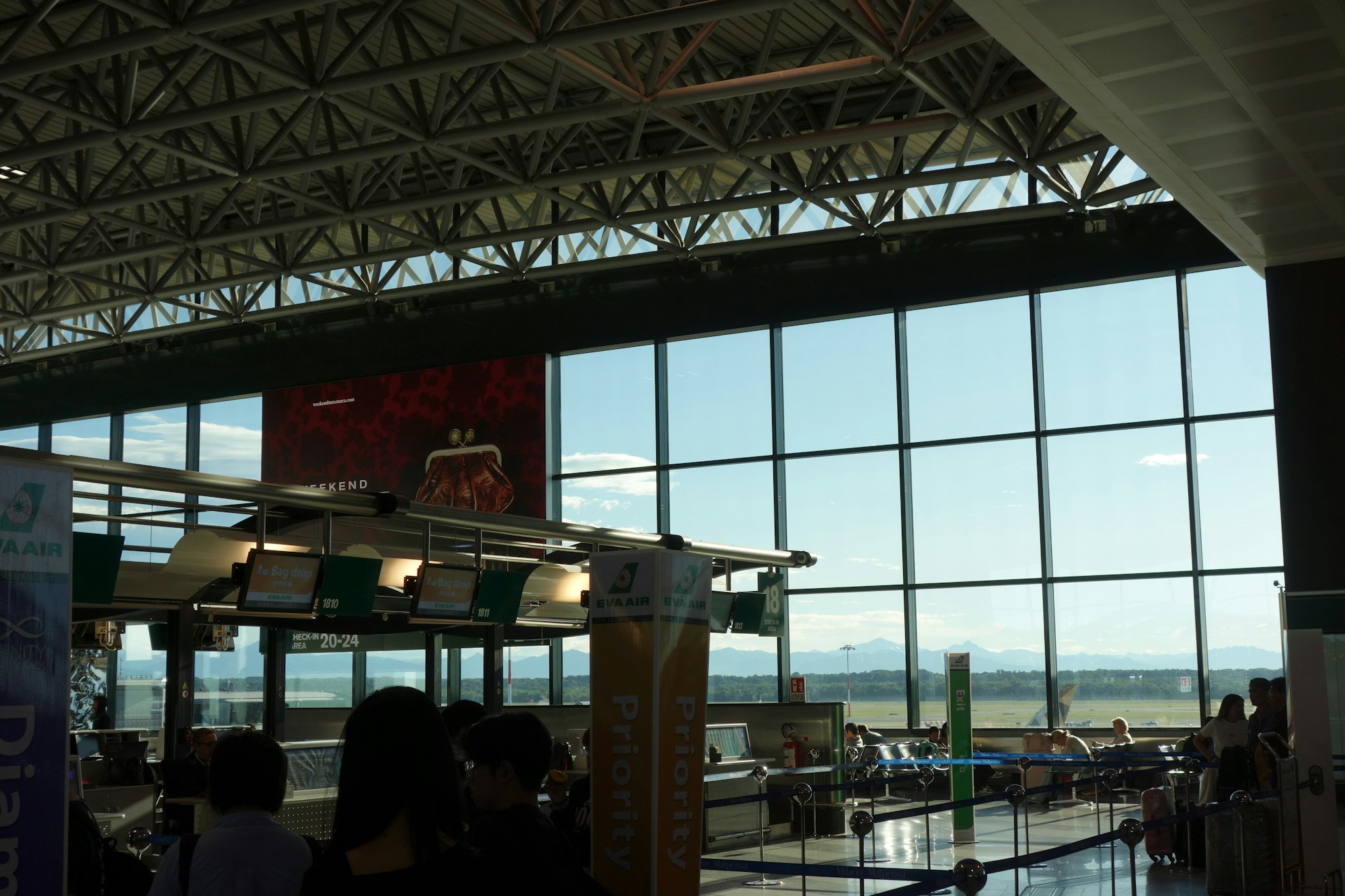 Vestíbulo de facturación moderno de la Terminal 3 con mostradores y grandes ventanales