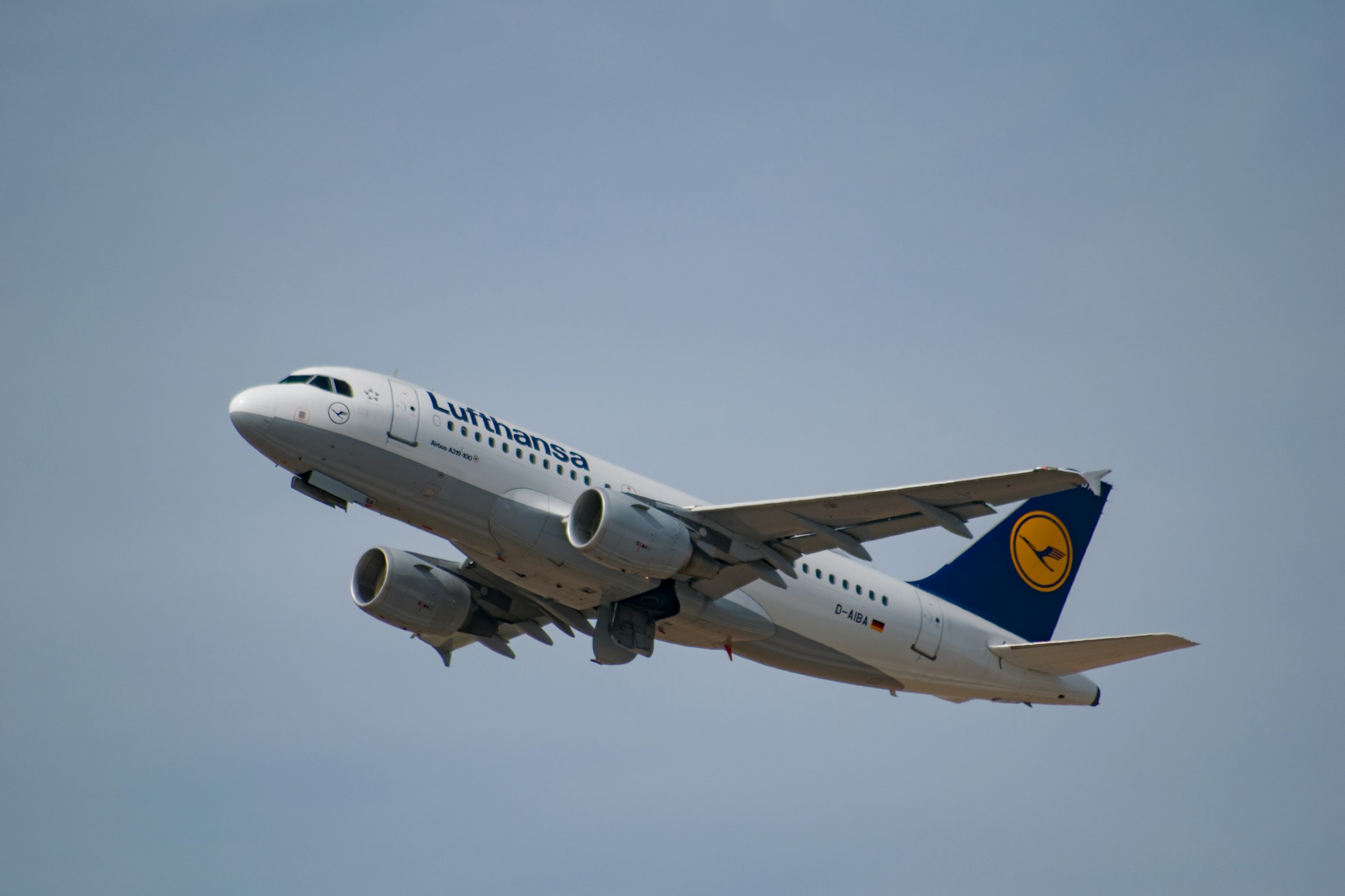 Avión de Lufthansa en la pista del aeropuerto