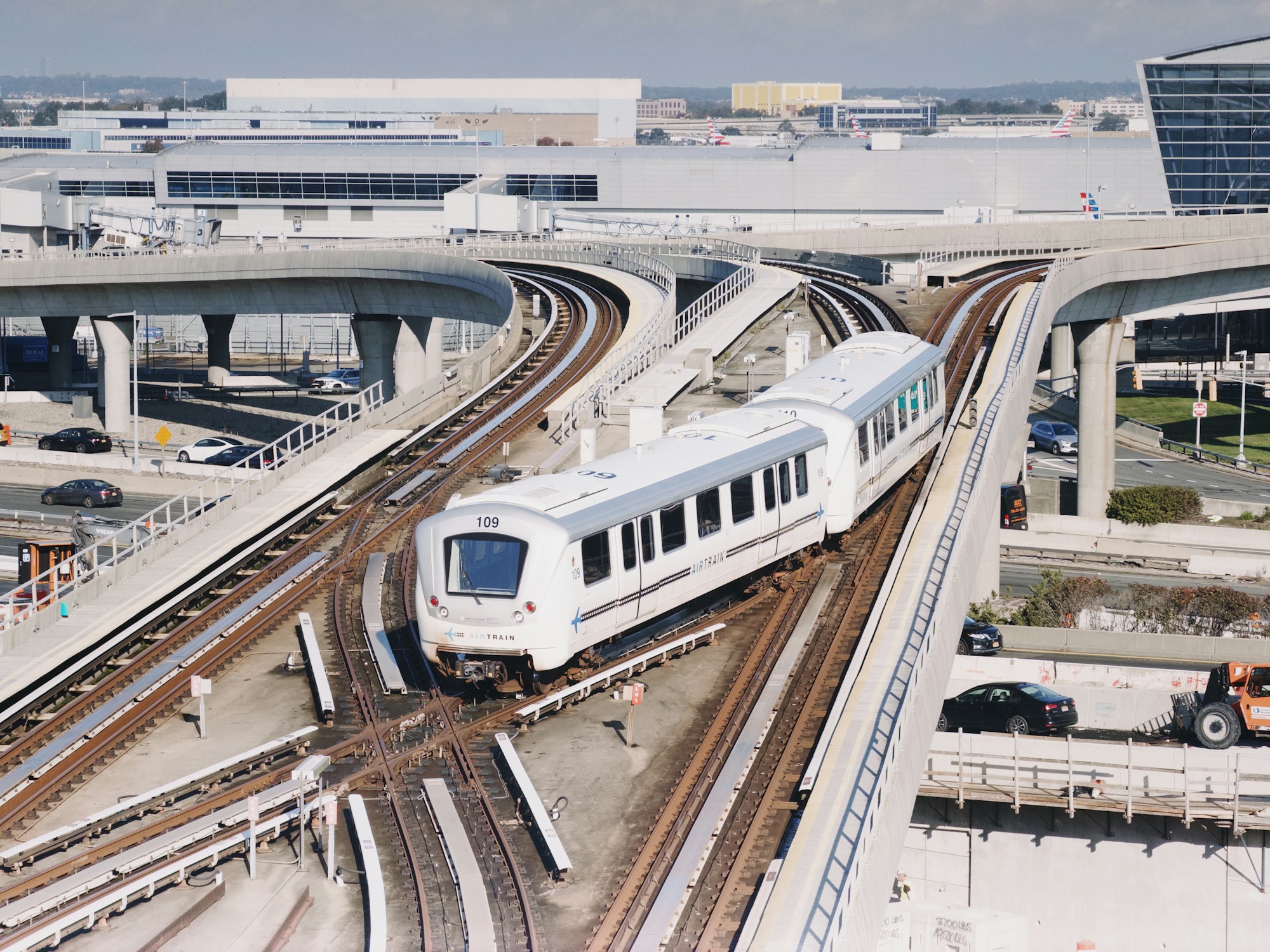 Tren automático Sky Line que conecta las terminales del aeropuerto