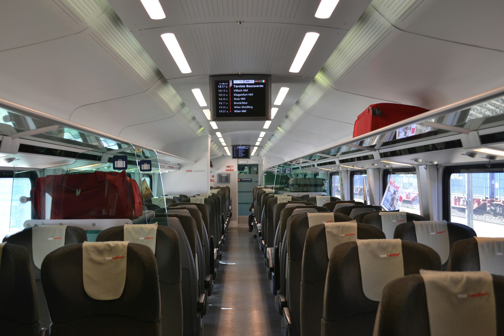 Passager utilisant son smartphone avec le WiFi 5G à bord du nouveau TGV InOui