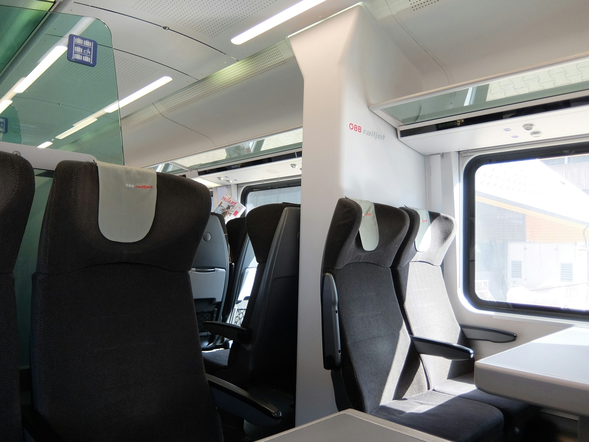 Intérieur du nouveau TGV InOui avec sièges confortables et design épuré par Nendo