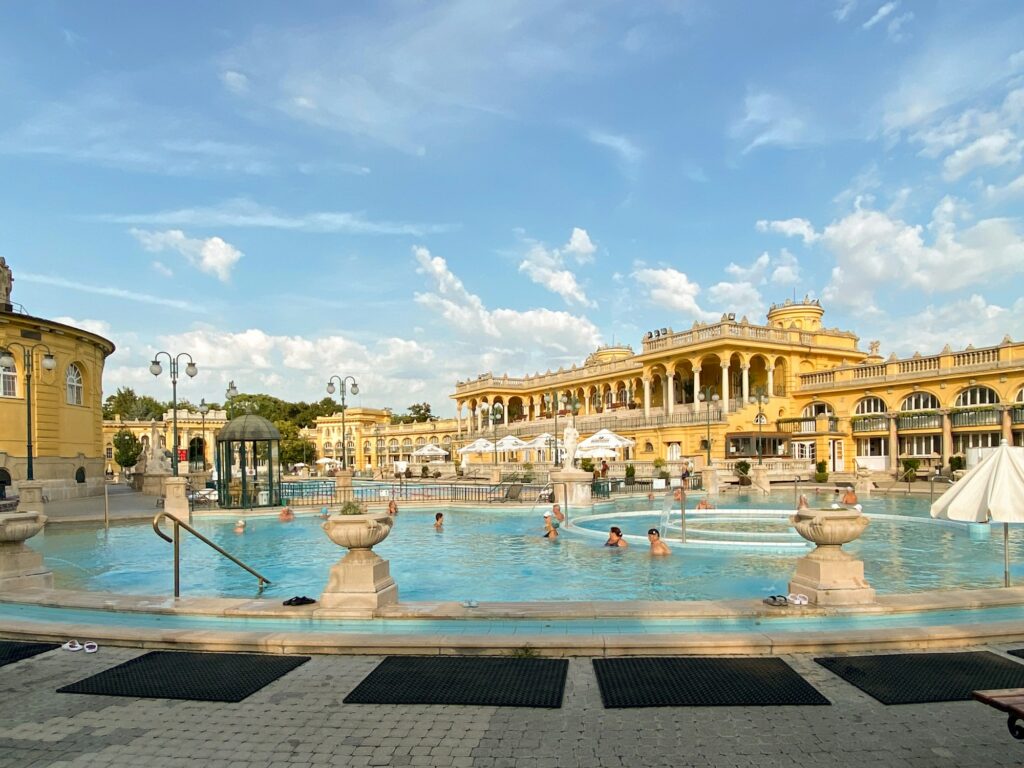 Thermes Széchenyi à Budapest, symbole du tourisme médical en Hongrie