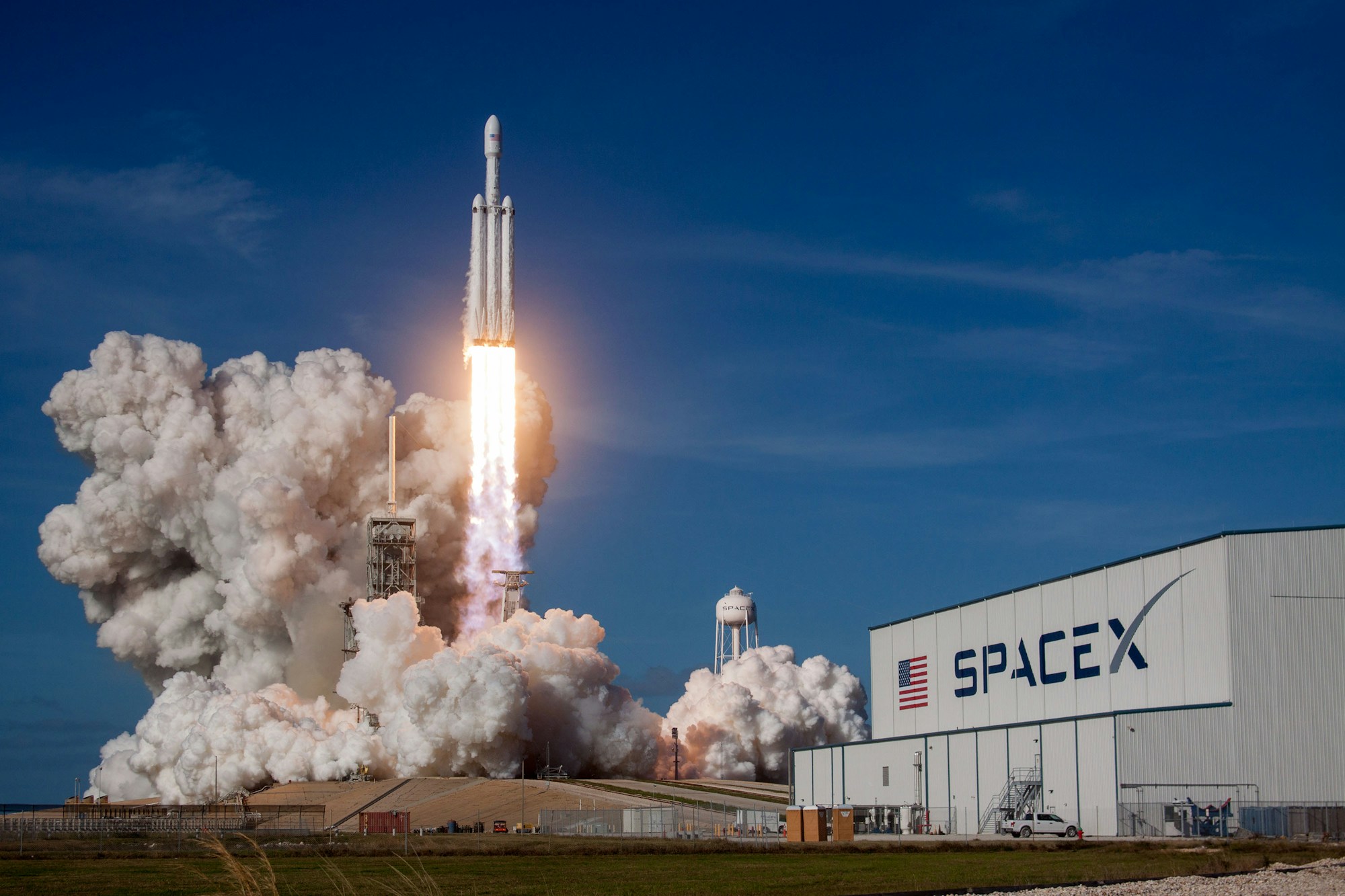 SpaceX Falcon Heavy rocket launch — same operator that placed Polaris Dawn and its four private astronauts into orbit