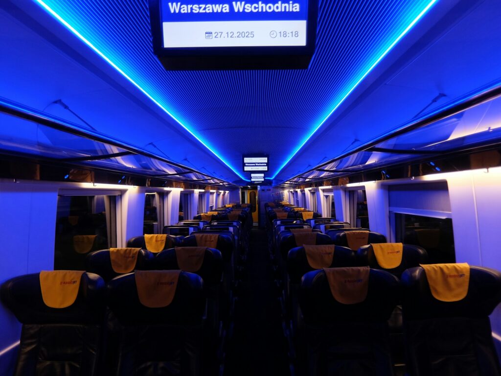 Wagon de train de nuit avec éclairage ambiant bleu, renaissance du train de nuit en Europe 2026