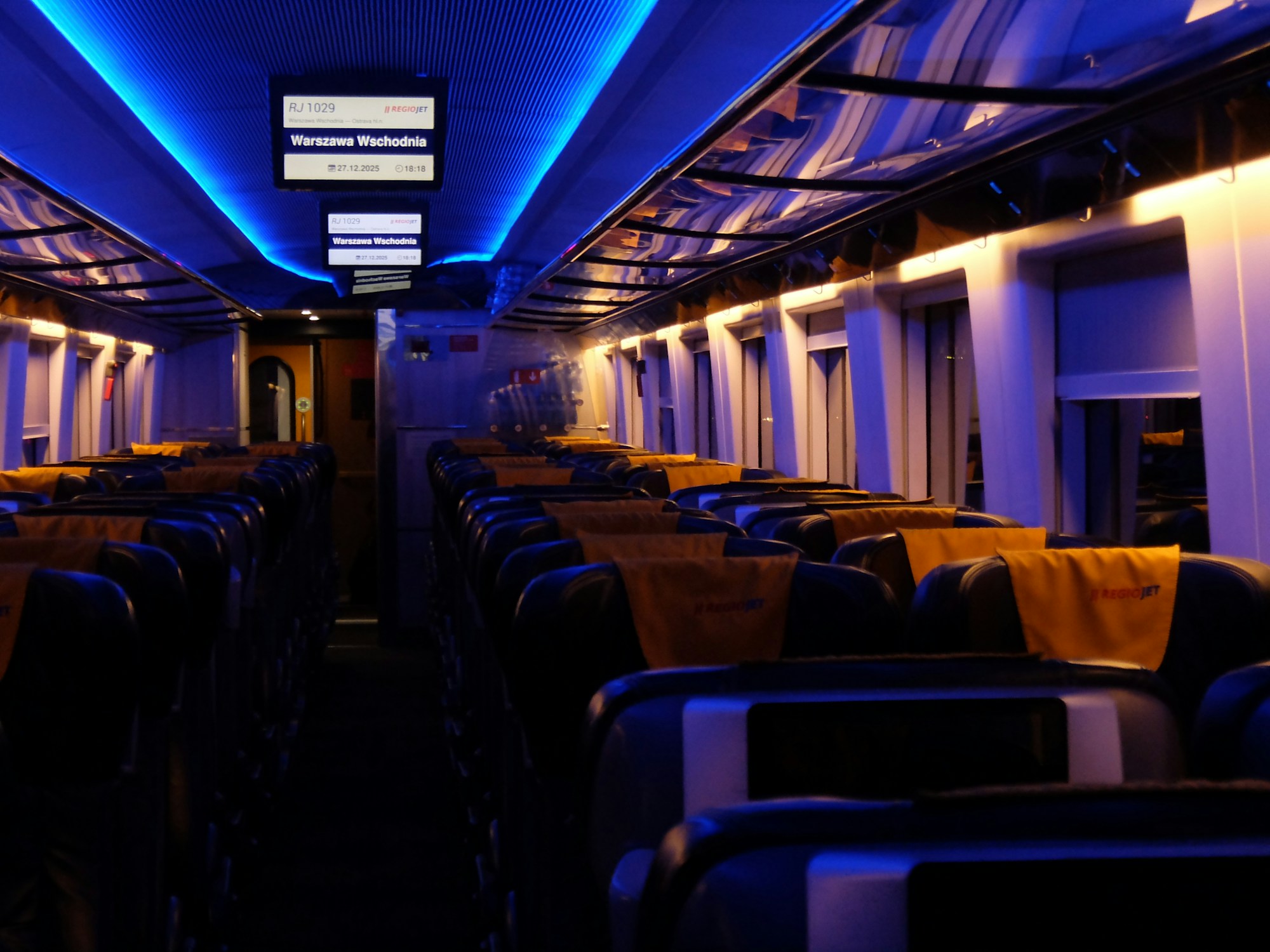 Wagon de train de nuit avec éclairage ambiant bleu, European Sleeper Paris-Berlin