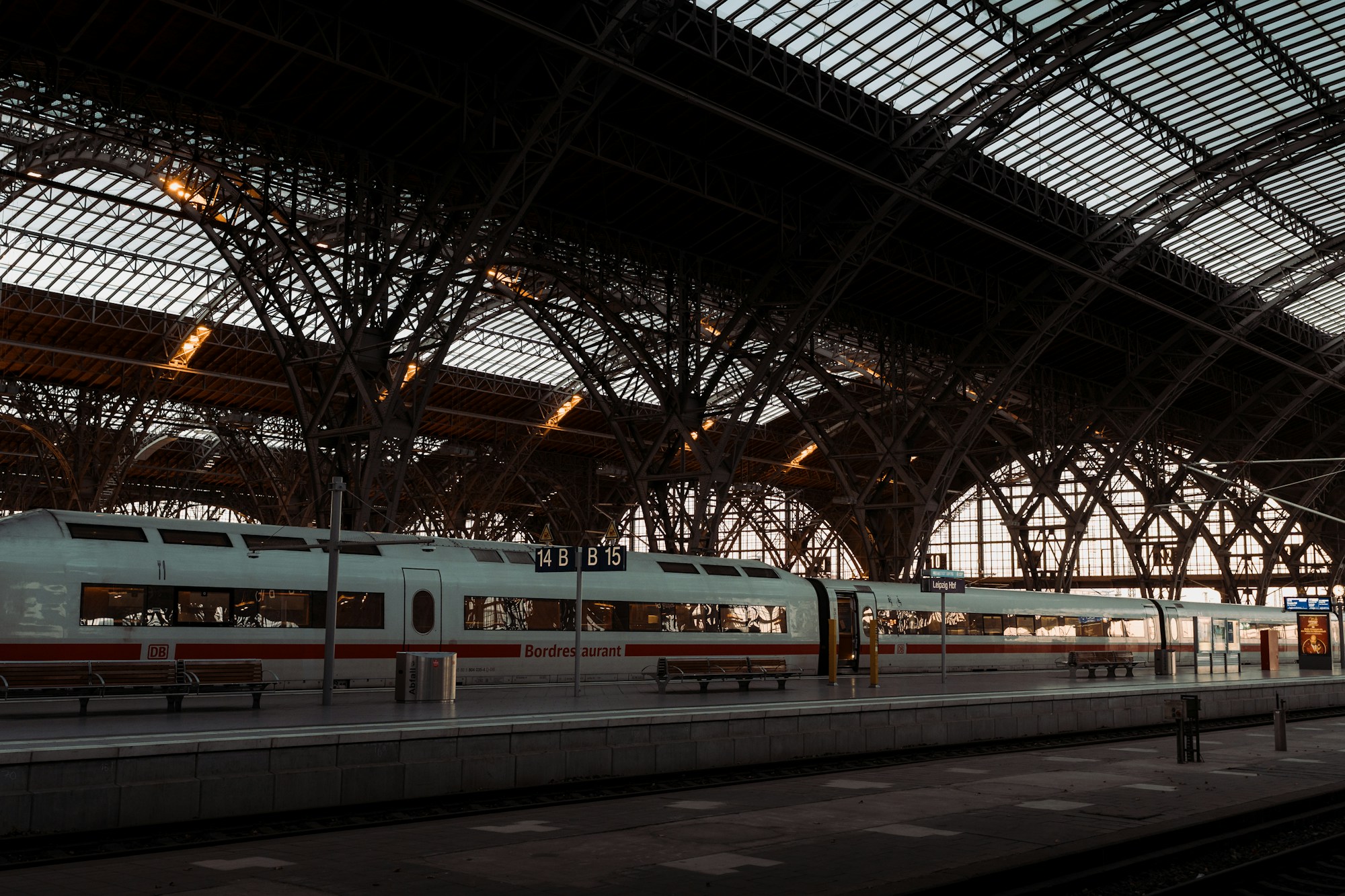 Leipzig Hauptbahnhof, gare centrale de Leipzig sur la ligne Prague-Berlin-Copenhague, train ICE Deutsche Bahn