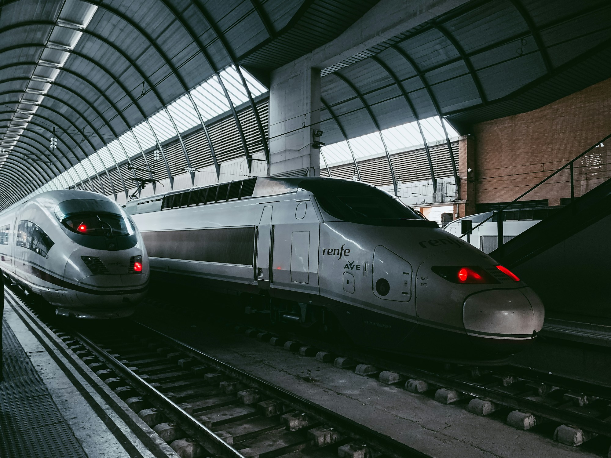 Train Renfe moderne en gare, comparatif des prix grande vitesse en Espagne