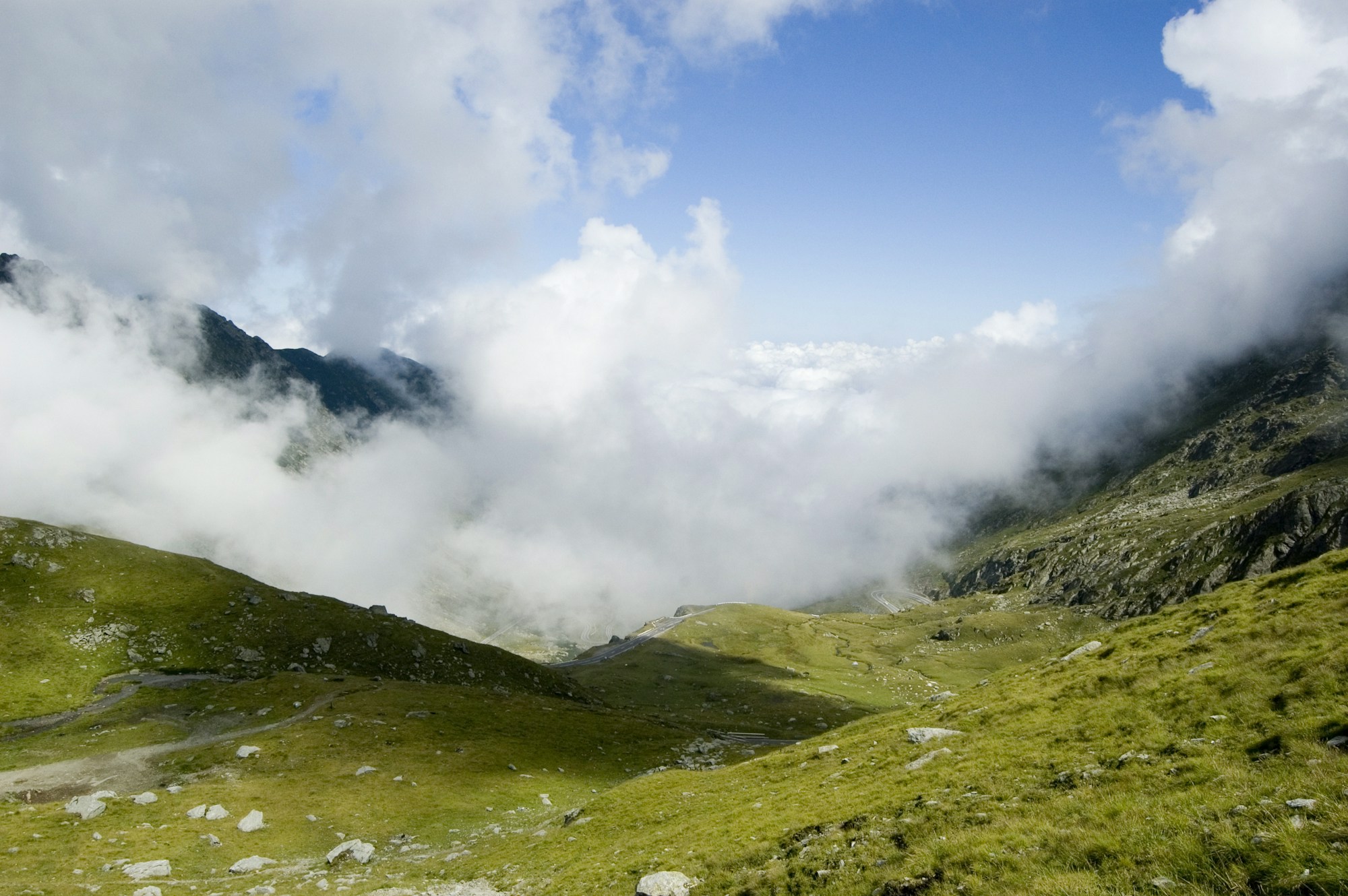 Route du Transfăgărășan serpentant à travers les Carpates méridionales de Roumanie