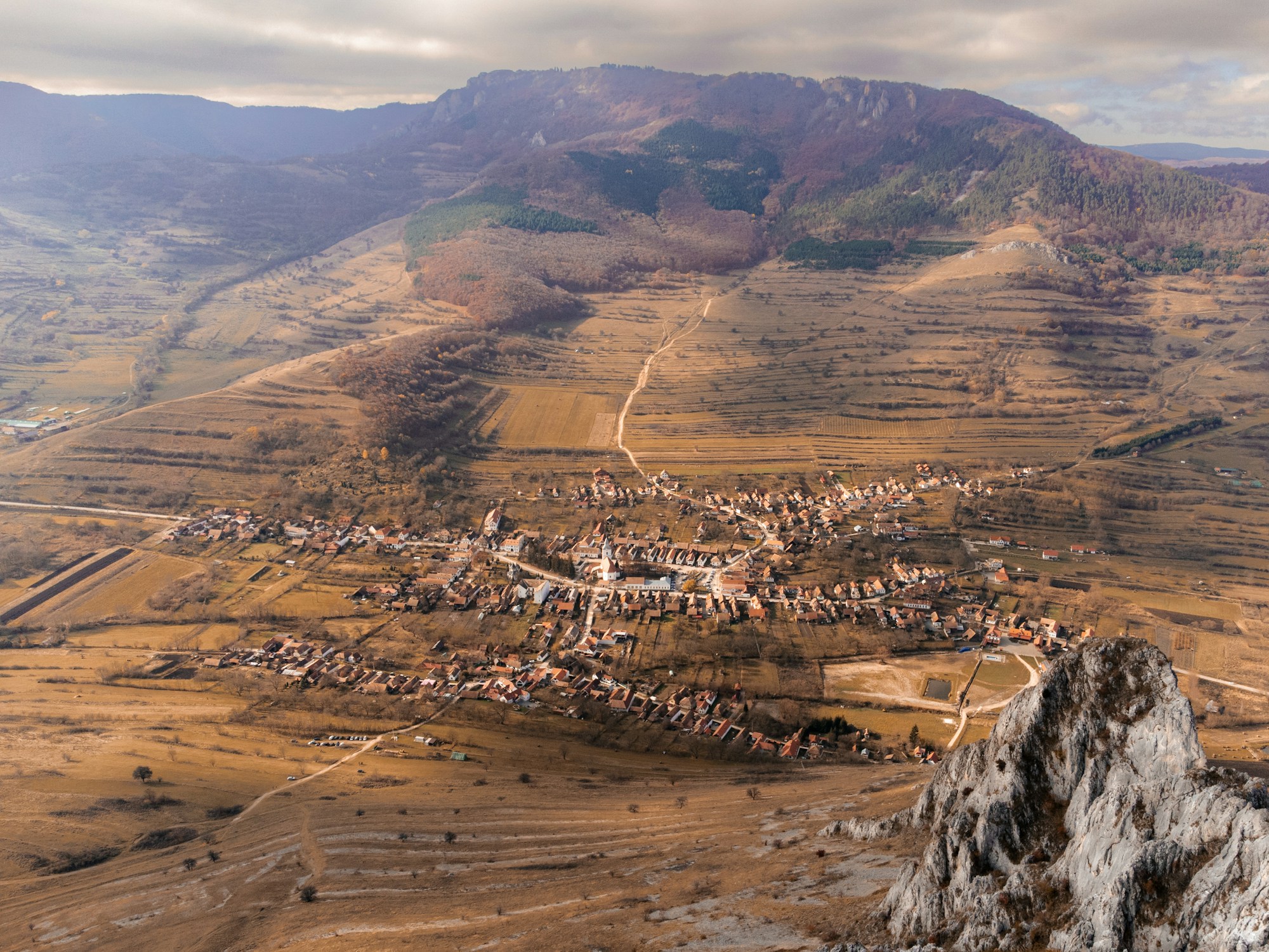 Village de Rimetea niché dans une vallée entourée de montagnes en Transylvanie, Roumanie