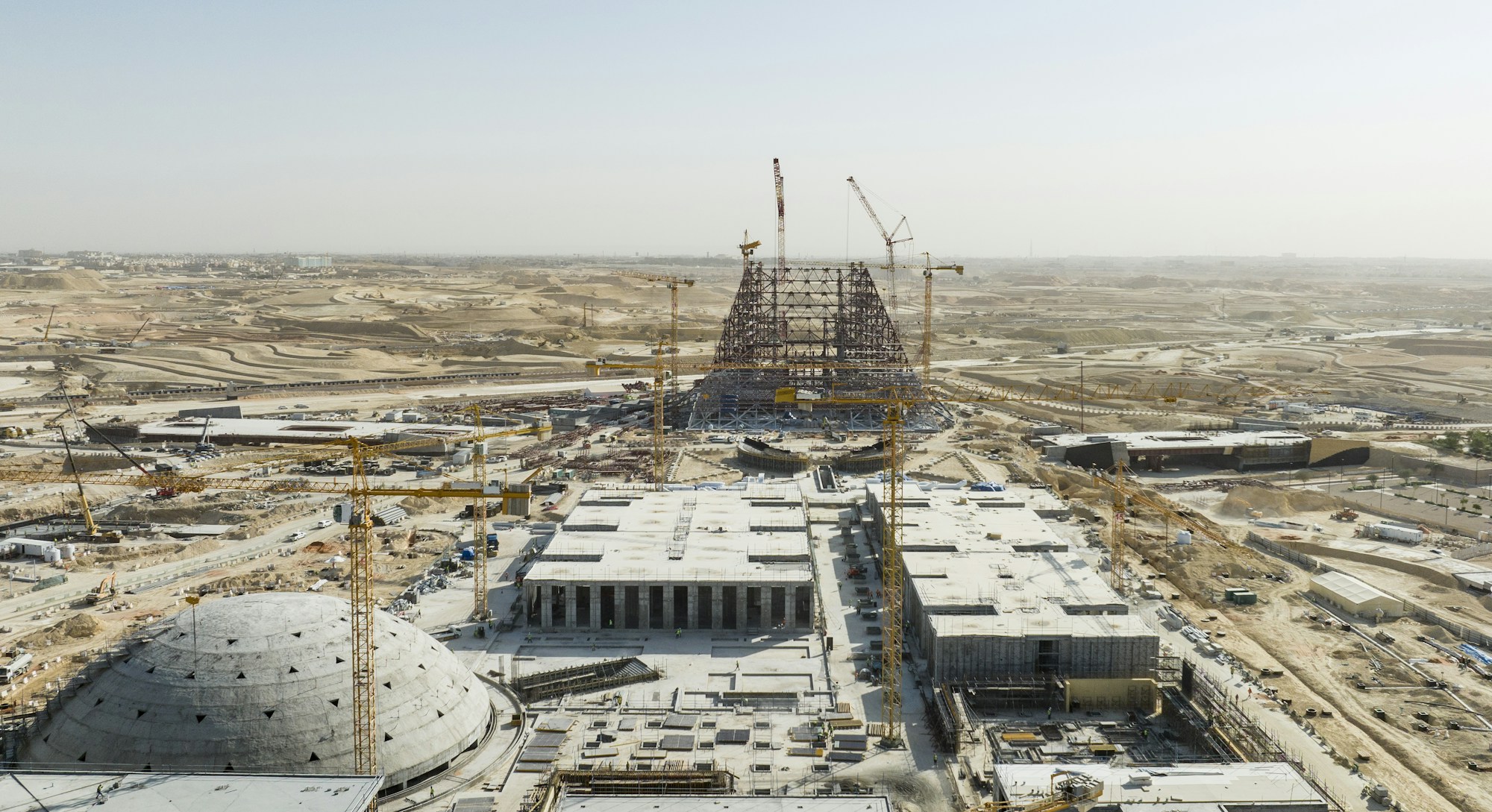 Vue aérienne d'un chantier de construction en Arabie saoudite dans le désert