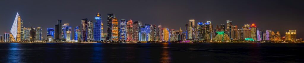 Skyline de Doha, Qatar, la nuit — symbole des économies du Golfe