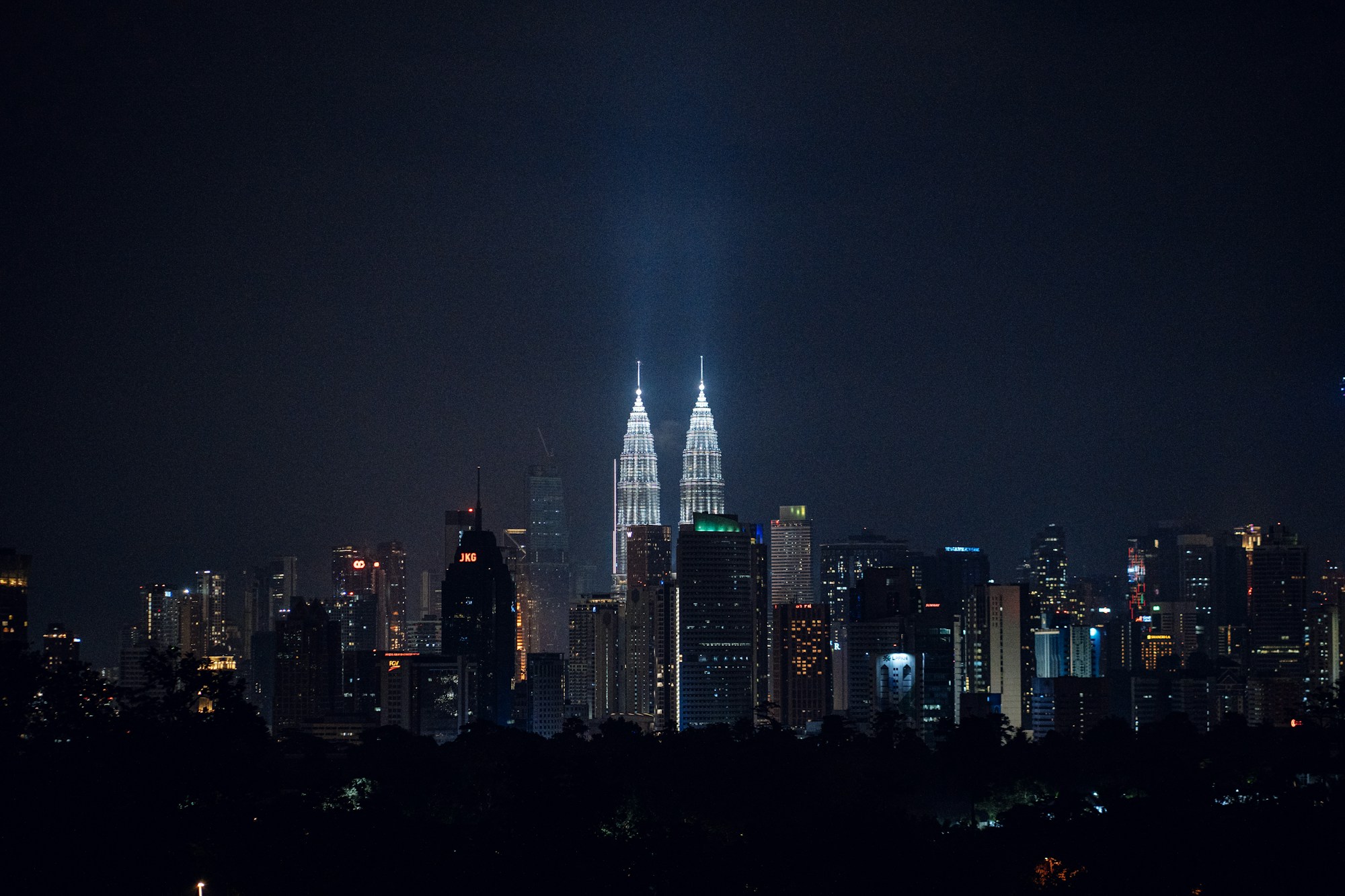 Tours Petronas jumelles de Kuala Lumpur illuminées la nuit, symbole de la Malaisie moderne