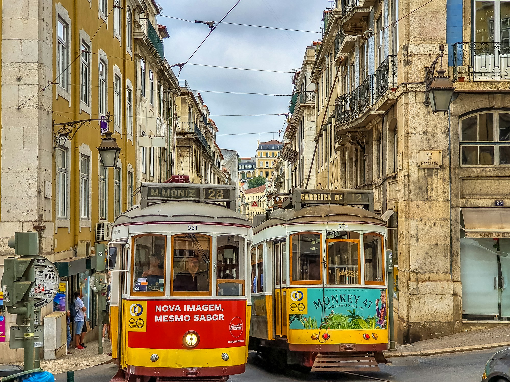 Vue panoramique de Lisbonne avec ses toits colorés, le Tage et les tramways emblématiques