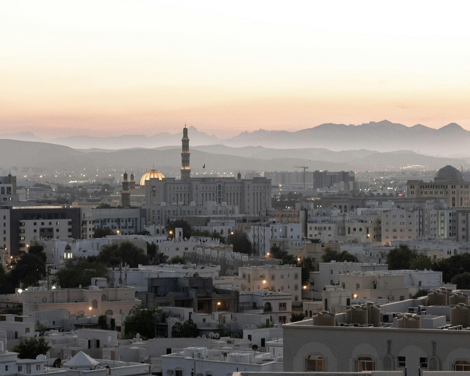 Vue panoramique de Mascate, capitale d'Oman, nichée entre mer et montagnes Al-Hajar