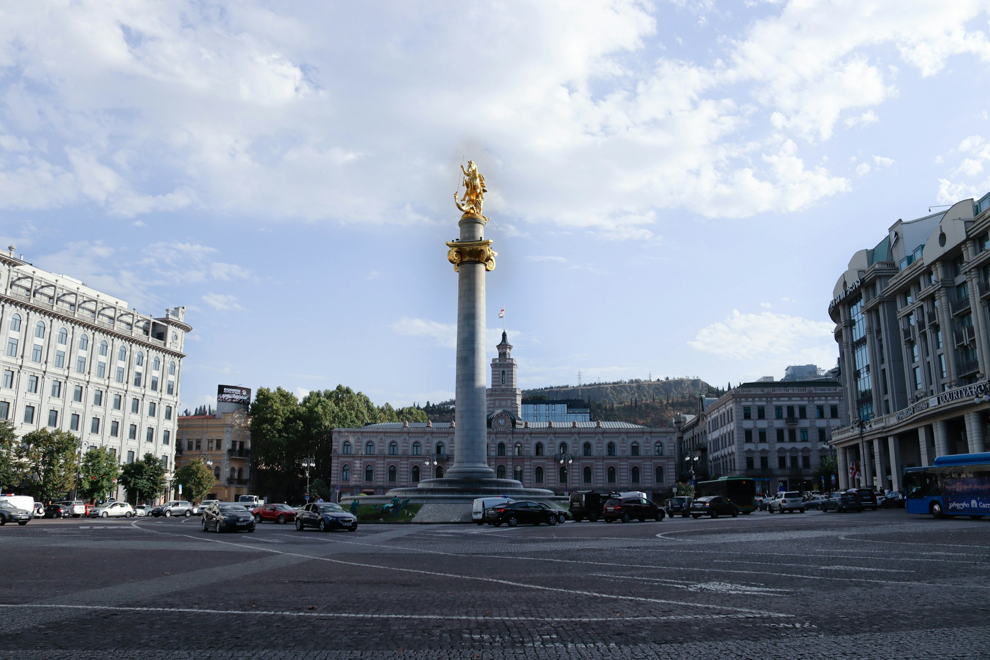 Place de la Liberté à Tbilissi, Géorgie — carrefour entre Europe et Asie