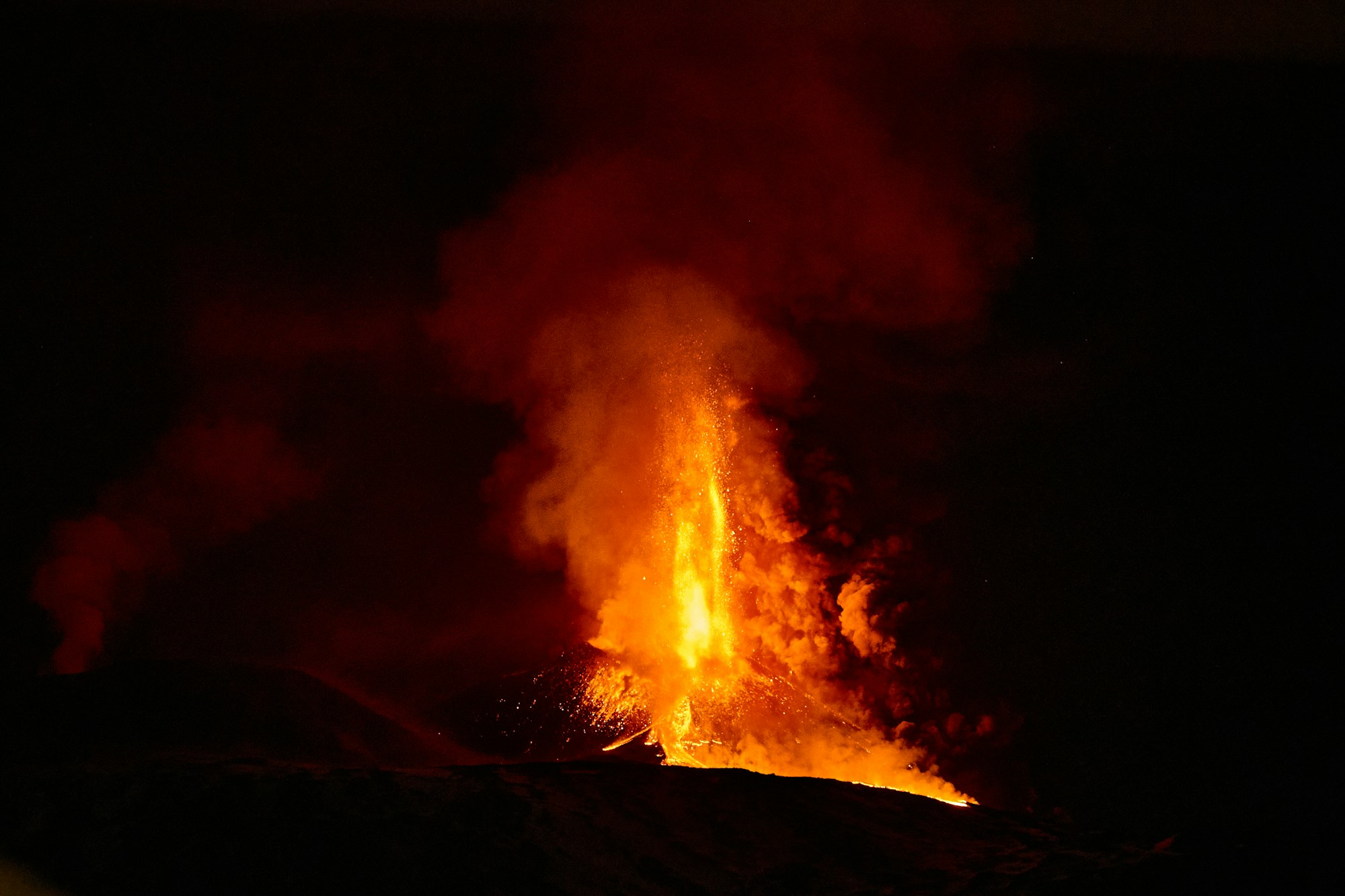 Éruption de nuit du volcan Etna en Sicile, Italie
