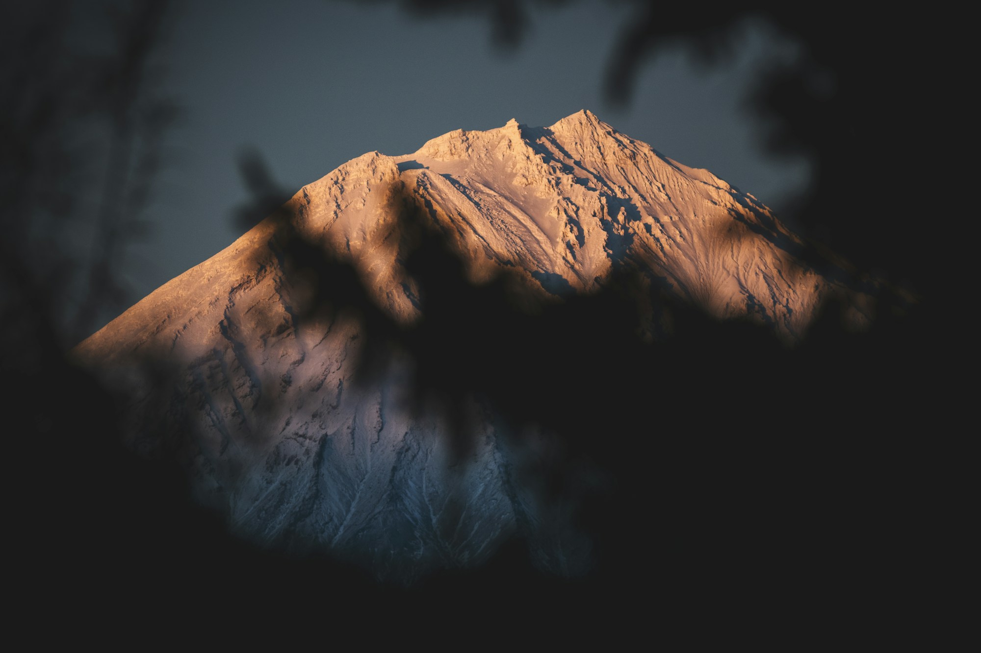 Volcan Viluchinsky en automne sur la péninsule du Kamtchatka, Russie