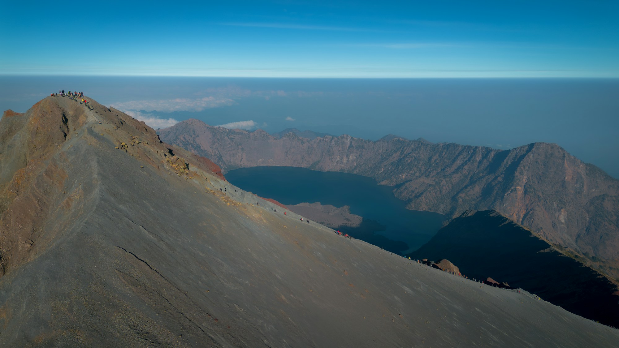 Randonneurs sur les pentes du mont Rinjani avec le lac de cratère Segara Anak en arrière-plan, Lombok, Indonésie