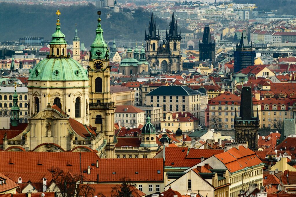 Panorama de la vieille ville de Prague avec ses toits rouges et ses clochers gothiques