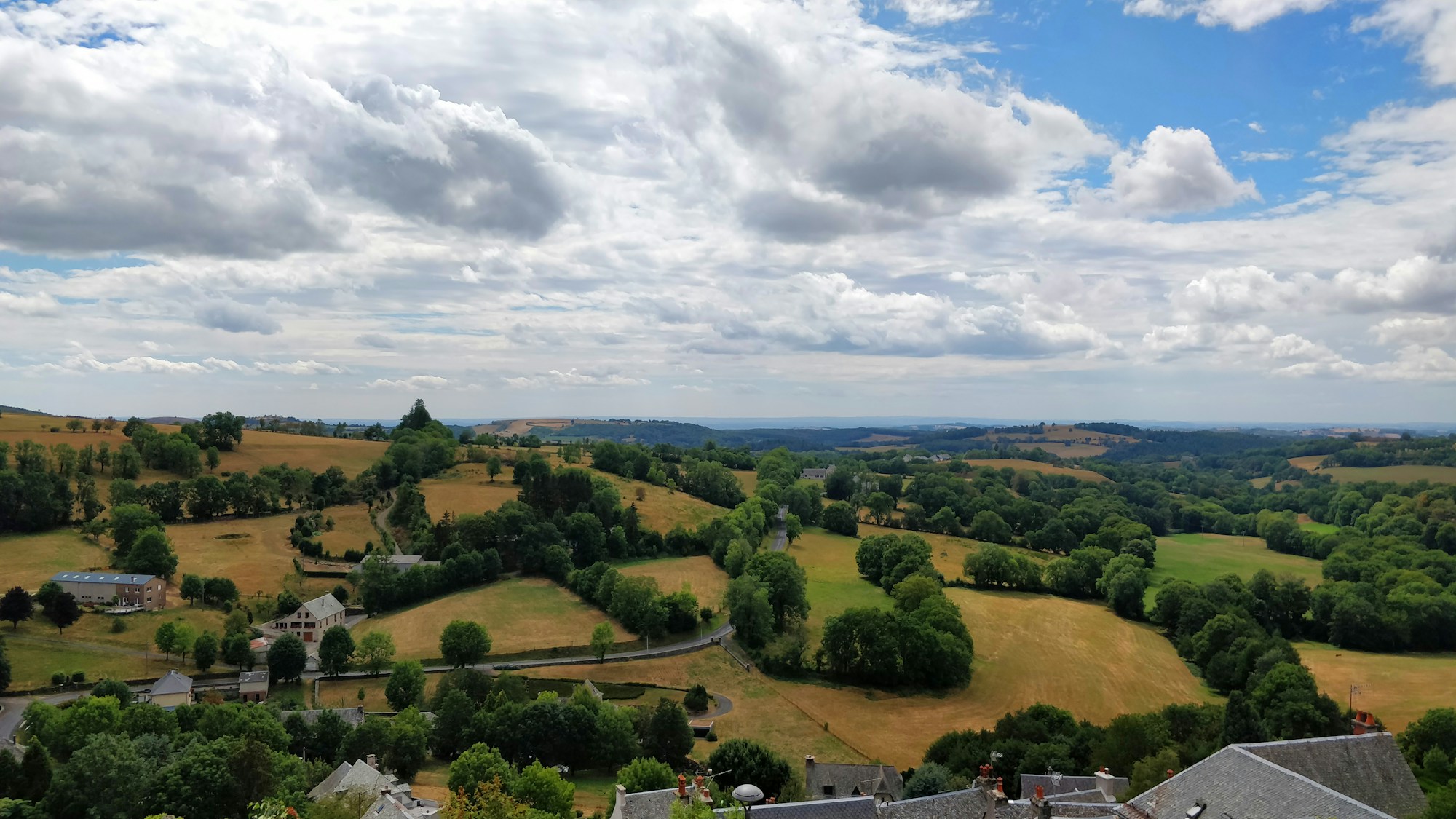 Vue panoramique sur le plateau de Laguiole dans l'Aubrac, Aveyron, France