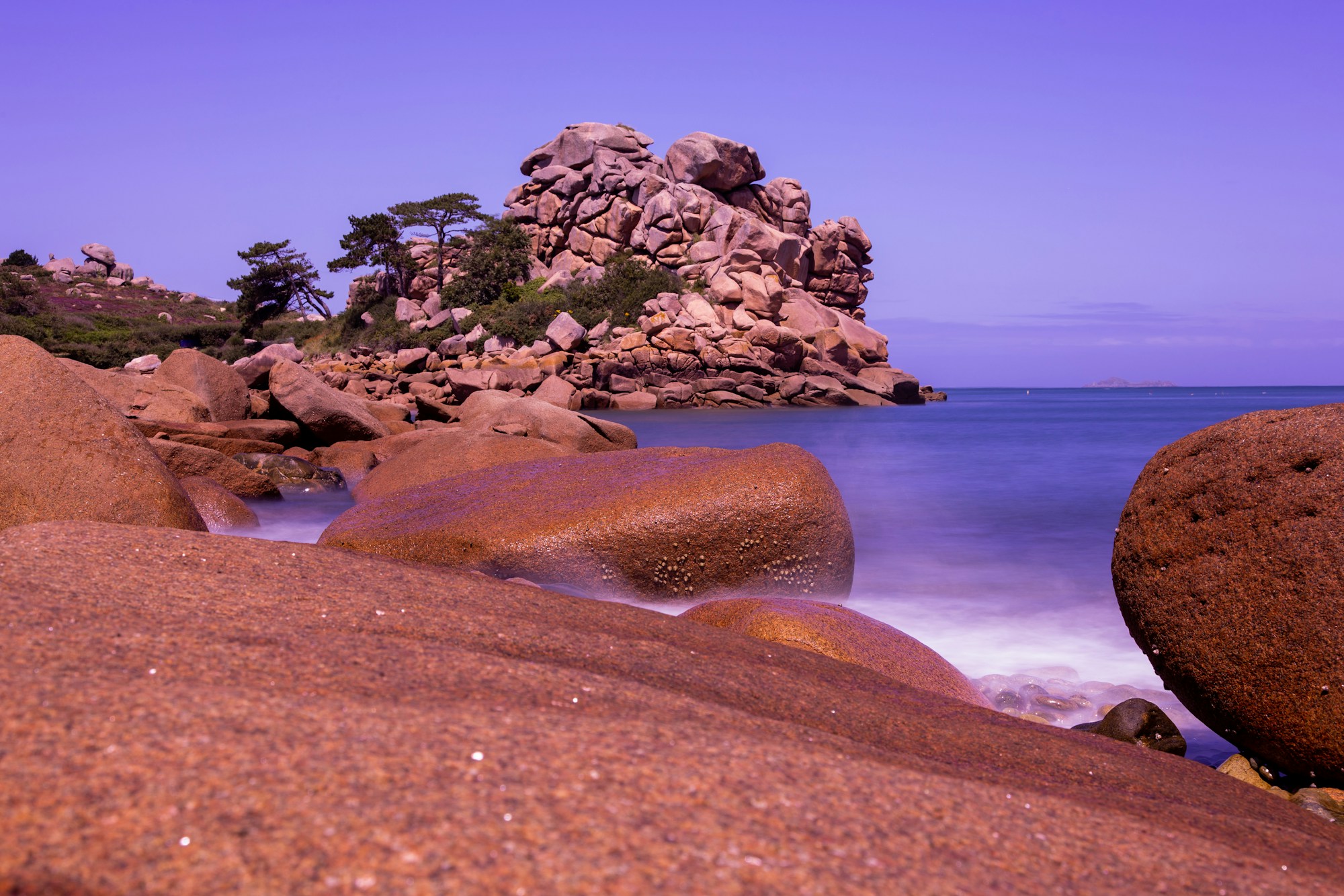 Les formations rocheuses roses de la Côte de Granit Rose à Perros-Guirec, Bretagne