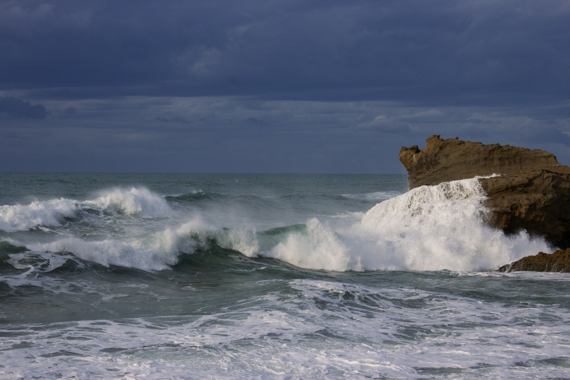 La mer agitée et les vagues de l'océan Atlantique à Biarritz, Pays Basque français