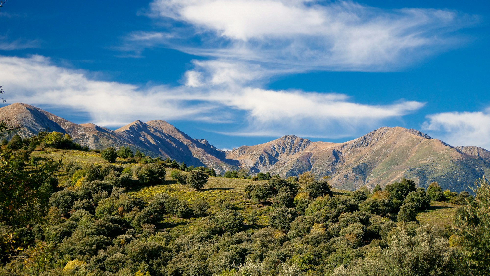 Vue sur le versant est du massif du Canigou dans les Pyrénées-Orientales, France