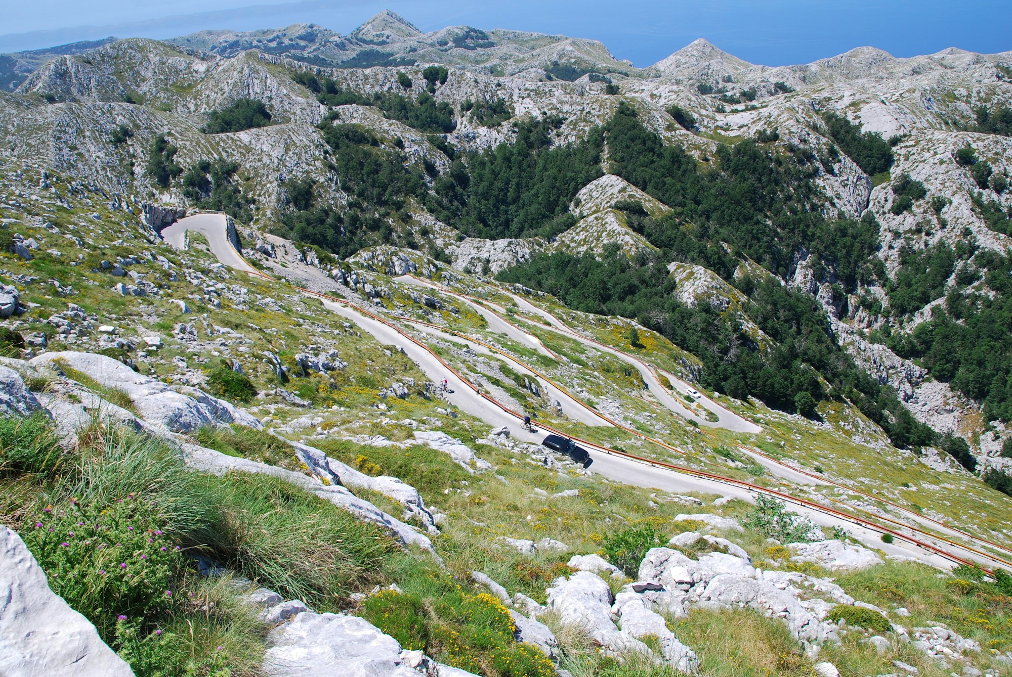 Montagnes côtières de Croatie, falaises calcaires dominant la mer Adriatique