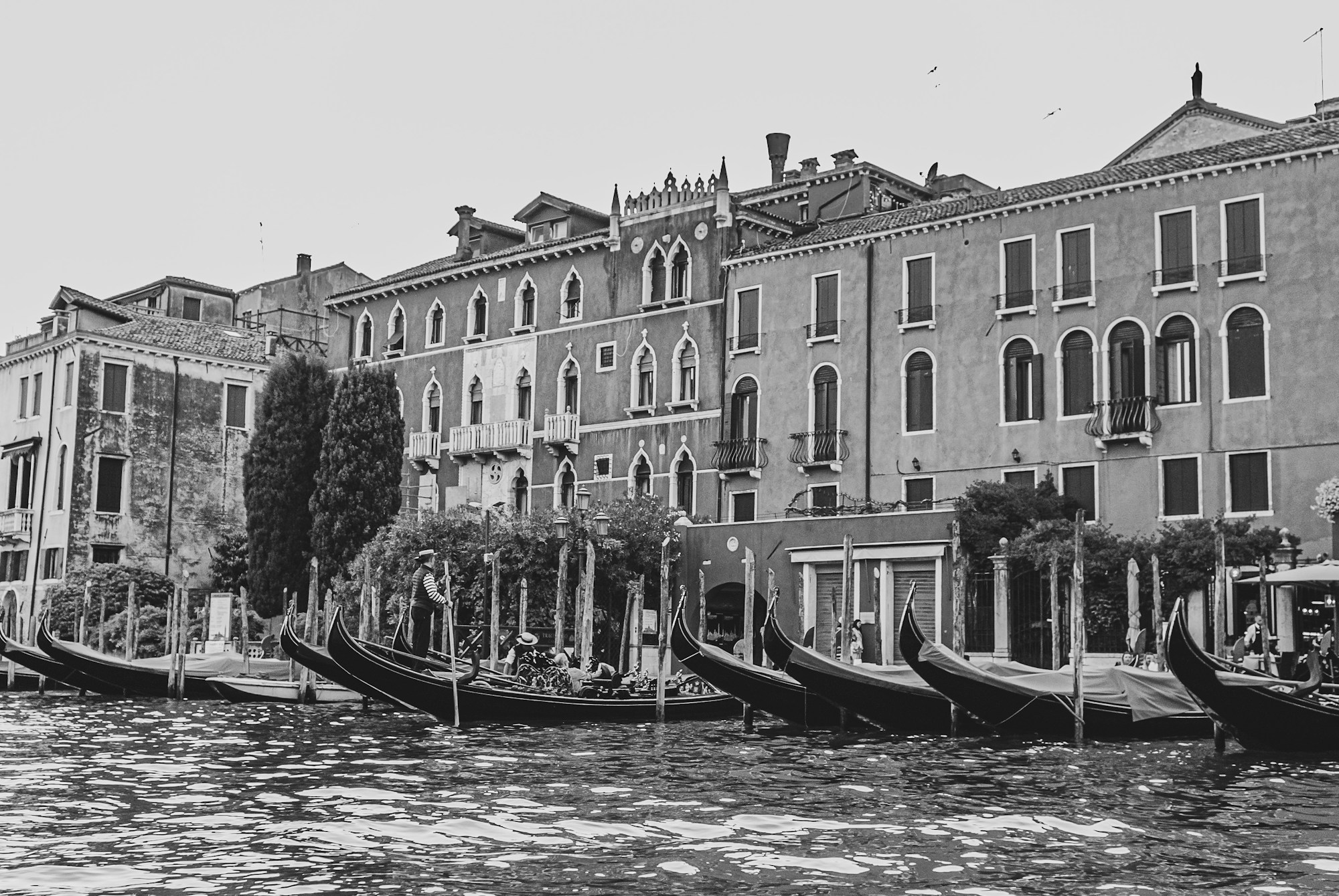 Gondoles sur un canal de Venise, Italie