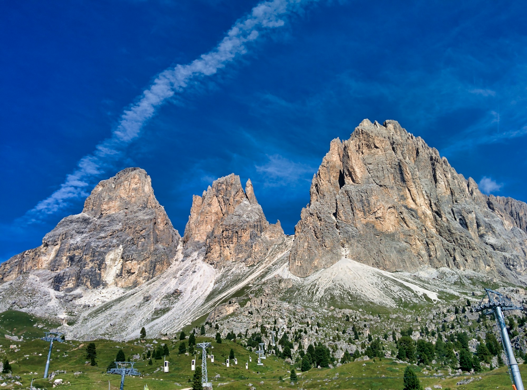 Massif des Dolomites avec aiguilles calcaires et forêts de pins verts sous un ciel d'été, région de Cortina d'Ampezzo