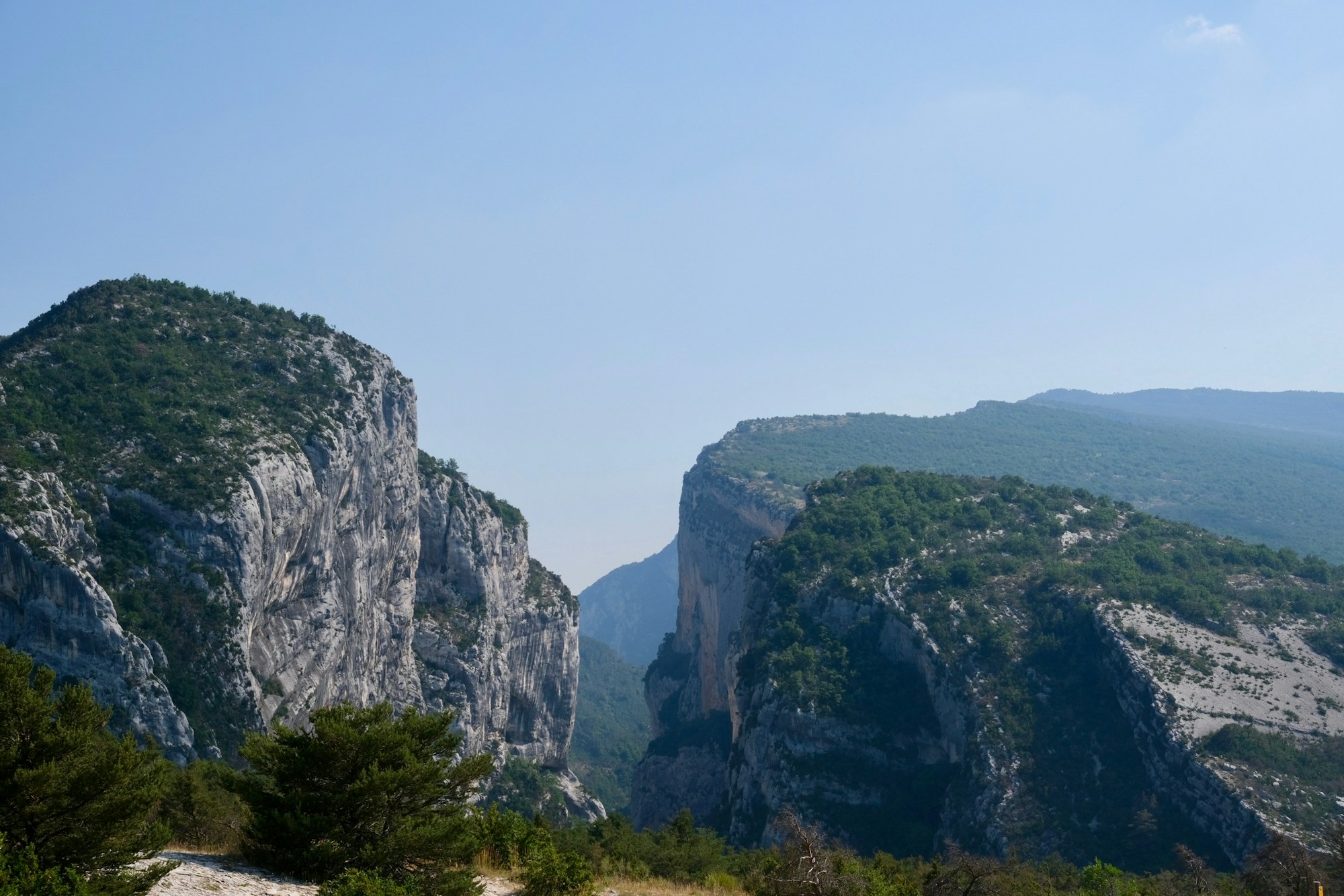 Les gorges du Verdon vues depuis les hauteurs, canyon calcaire turquoise de Provence encaissé entre falaises verticales