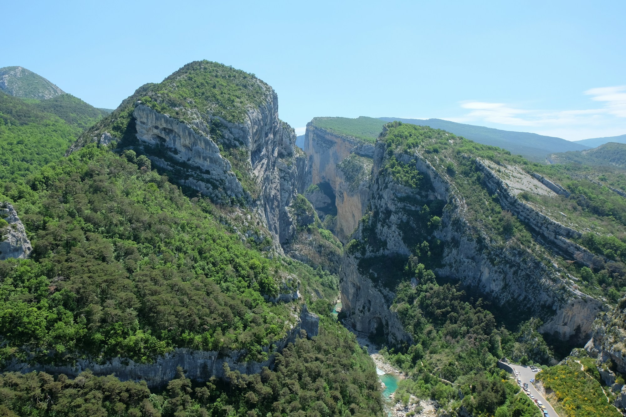 Point Sublime dans les gorges du Verdon en Provence, falaises calcaires vertigineuses plongeant sur le lac turquoise